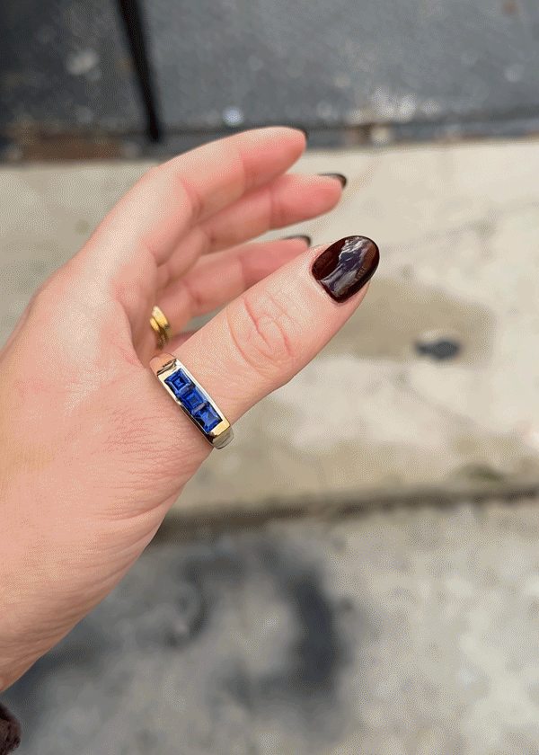 back-to-back-sapphire-ring-zoomed-in.gif