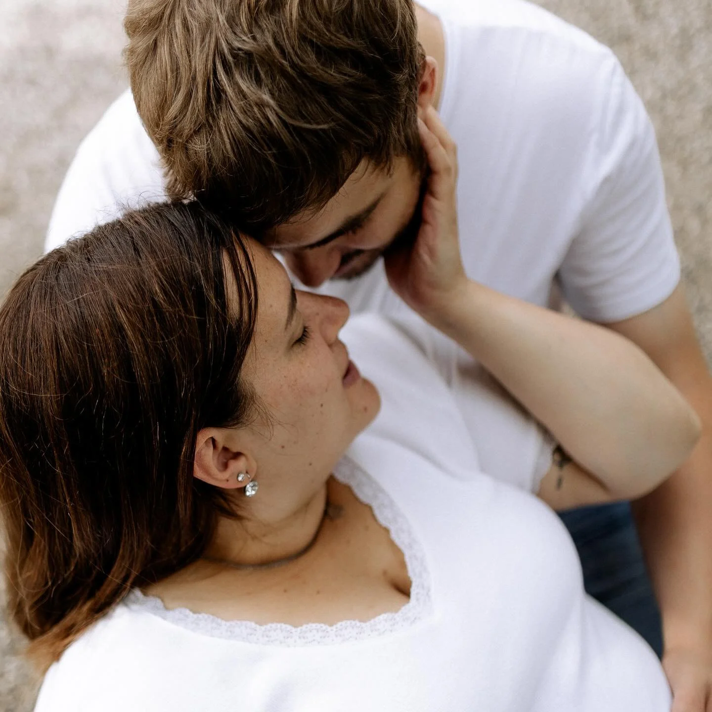 Die letzten Wochen vor einem neuen Kapitel ✨
Die Eltern voller Vorfreude und Liebe, der gro&szlig;e Bruder schon neugierig und gespannt auf die kleine Maus im Bauch.
Es sind diese besonderen Momente zwischen Warten, Tr&auml;umen und ganz viel Herz, d