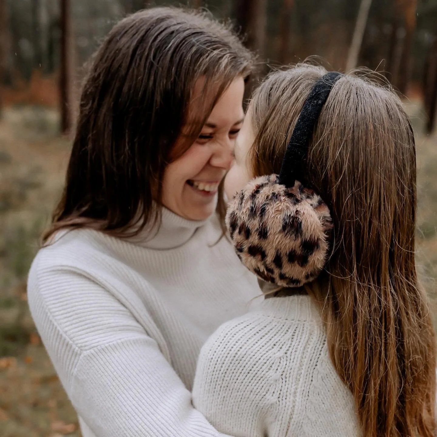 So f&uuml;hlt sich die Weihnachtszeit an.
Lachen, N&auml;he und dieses warme Gef&uuml;hl im Bauch. 🤍
Die Magie steckt im Detail &ndash;
in Momenten, die man nicht planen kann. 🎄✨

#tannenbaumshooting
#weihnachtsshooting
#familienfotografie
#familie