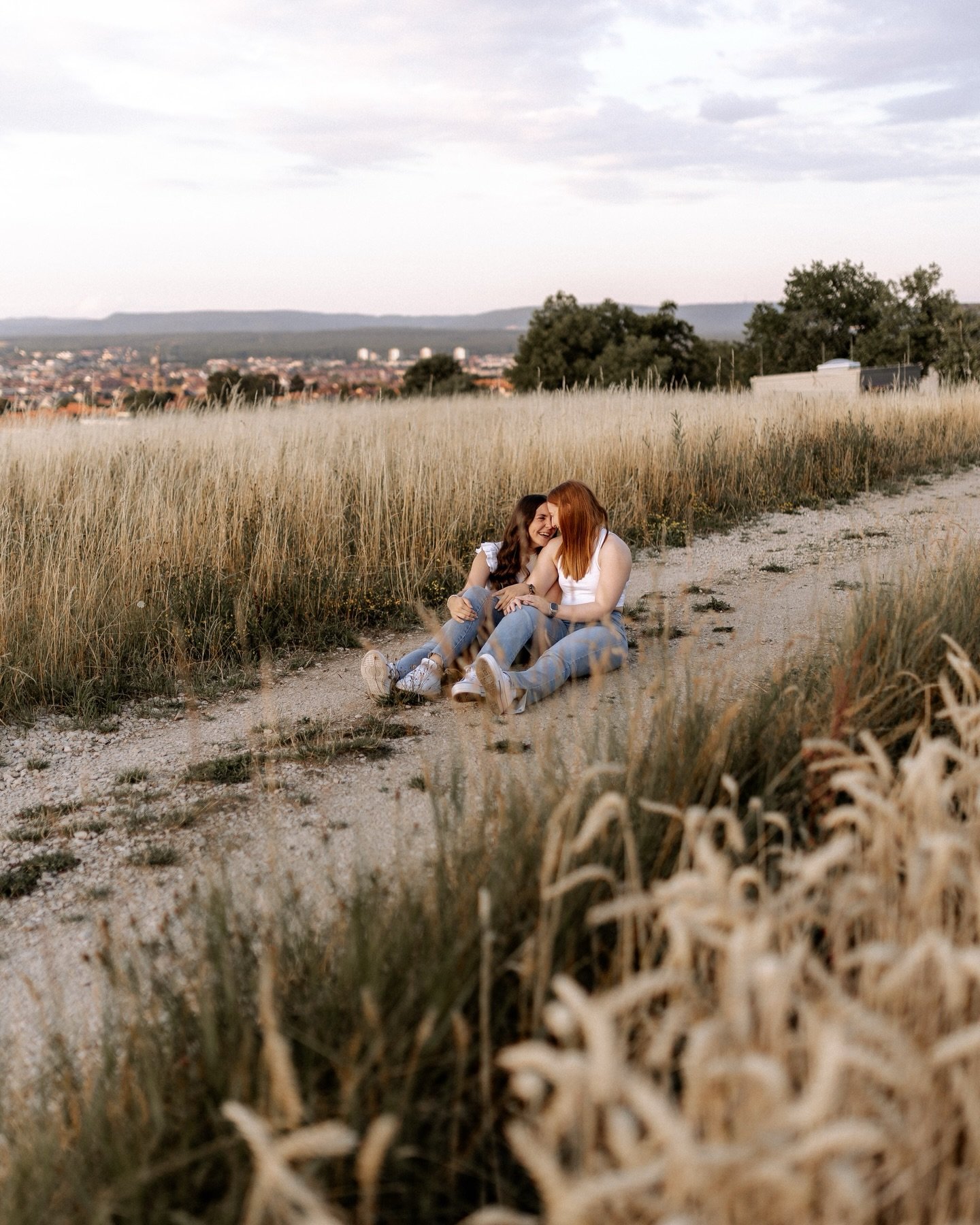 Wer vermisst den Sommer auch so wie ich? Als die Tage lang, leicht, fr&ouml;hlich und warm waren? Im Sommer ist doch alles immer ein wenig besser oder? Seid ihr Team Sommer oder Team Winter?

Man wird &auml;lter. Aber manche Verbindungen ver&auml;nde