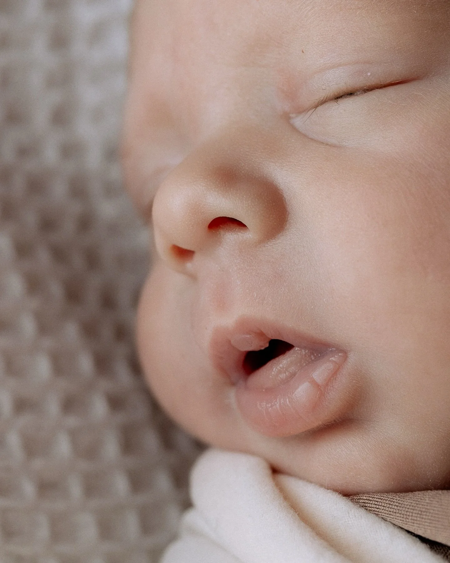 Man vergisst so schnell, wie klein sie einmal waren. ✨

Zwischen M&uuml;digkeit, Kuscheleinheiten und diesem leisen Hineinwachsen in das Mama-Sein vergeht die Zeit schneller, als man denkt.

Diese ersten Tage sind einmalig &ndash; und genau deshalb s