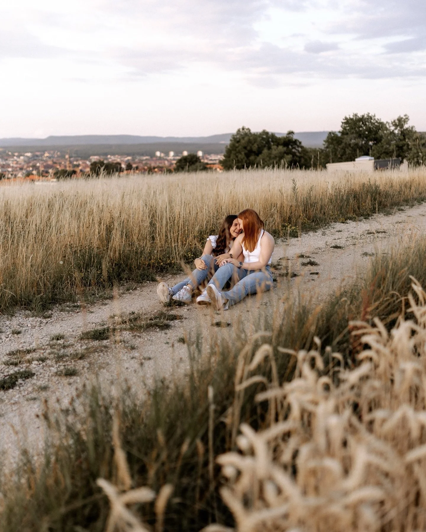 Wer vermisst den Sommer auch so wie ich? Als die Tage lang, leicht, fr&ouml;hlich und warm waren? Im Sommer ist doch alles immer ein wenig besser oder? Seid ihr Team Sommer oder Team Winter?

Man wird &auml;lter. Aber manche Verbindungen ver&auml;nde