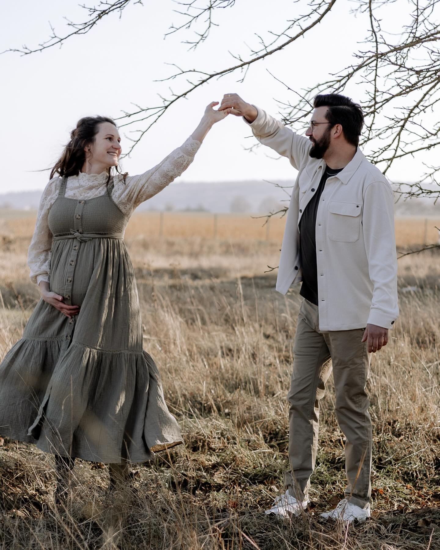 Ein Bauch, der Leben tr&auml;gt.
Eine Mama, die schon jetzt so viel Liebe in sich tr&auml;gt.
Und die Natur, die all das ganz leise umarmt ✨

Genau diese stillen, ehrlichen Momente halte ich f&uuml;r euch fest! 

Wenn du dir nat&uuml;rliche, liebevol
