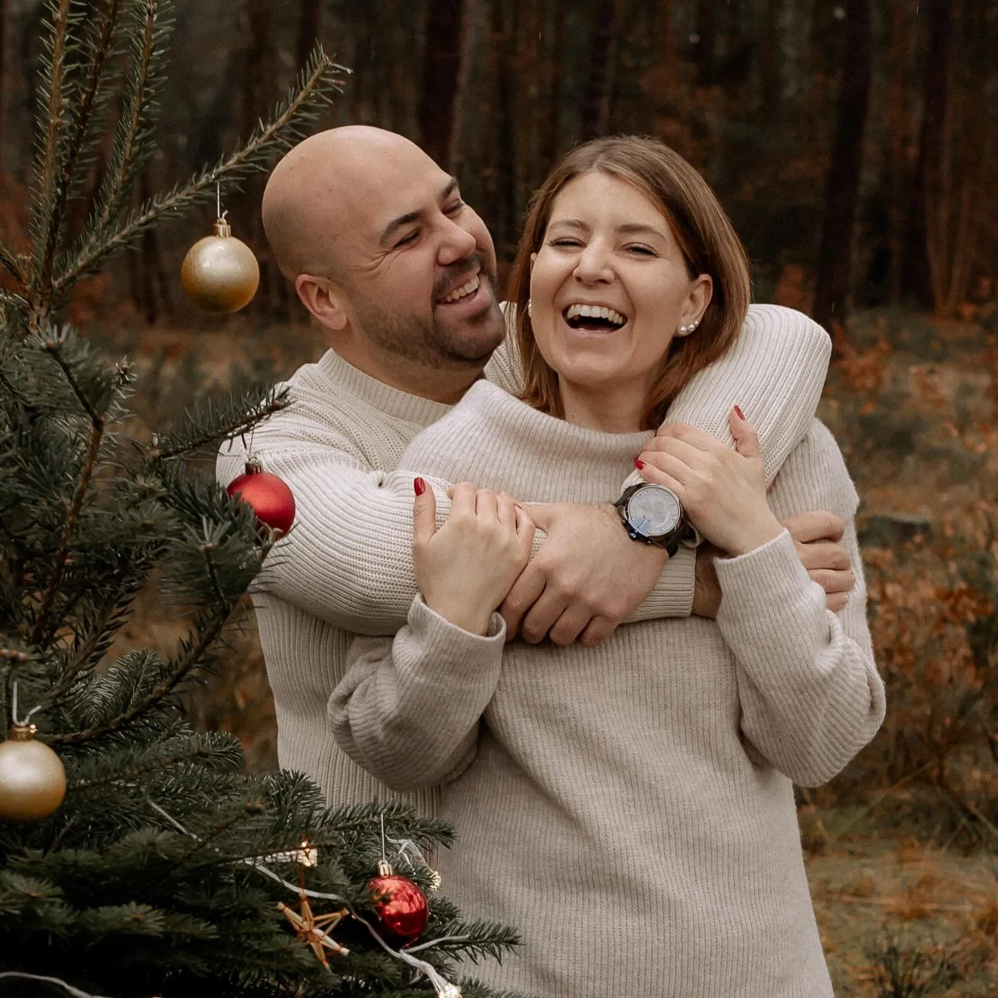 Ein Paarshooting ist so viel mehr als sch&ouml;ne Bilder.
Es geht um euch. Um eure N&auml;he. Um das, was zwischen euch passiert, wenn ihr vergesst, dass eine Kamera da ist.

Bei mir steht Pers&ouml;nlichkeit immer an erster Stelle.
Ihr m&uuml;sst eu