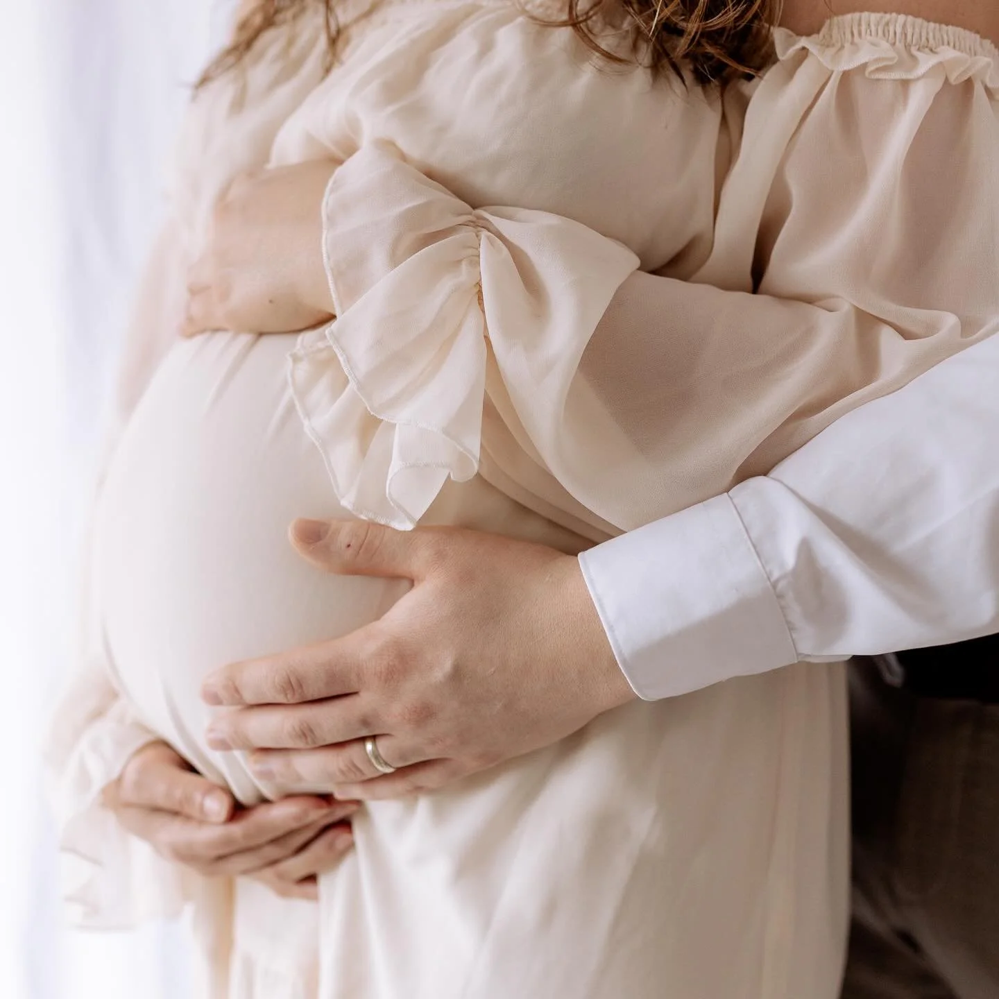 Zwischen all den gro&szlig;en Momenten sind es die leisen Details, die bleiben. ✨
H&auml;nde, die sch&uuml;tzen.
Ein Bauch, der neues Leben tr&auml;gt.
So viel Liebe in einem Augenblick.

Wenn du dir solche Erinnerungen an deine Schwangerschaft w&uum