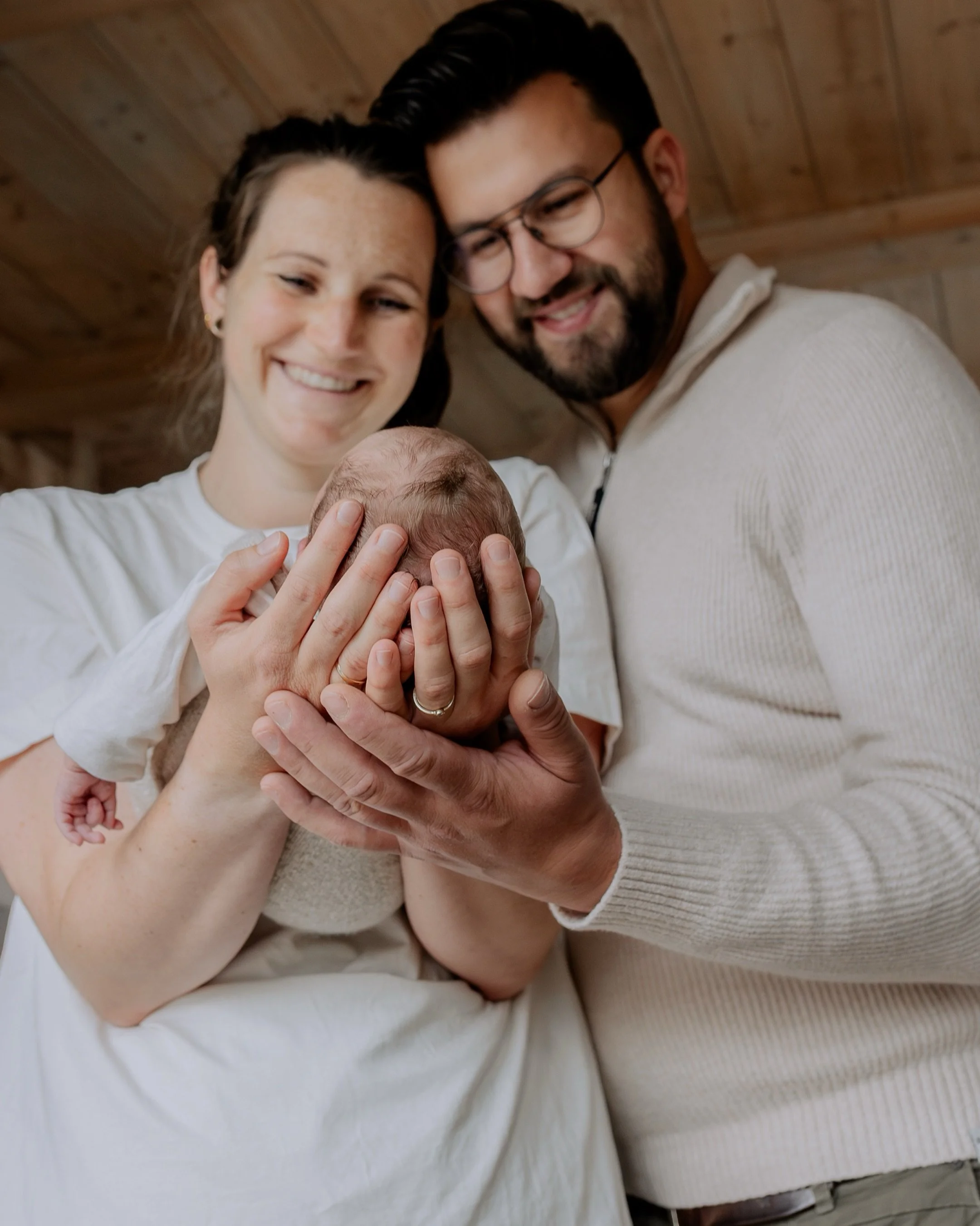 Noch ganz neu auf dieser Welt und schon unendlich geliebt✨

#newbornphotoshoot #neugeborenfotografhirschaid #fotografinmitherz #liebeliebeliebe #baby