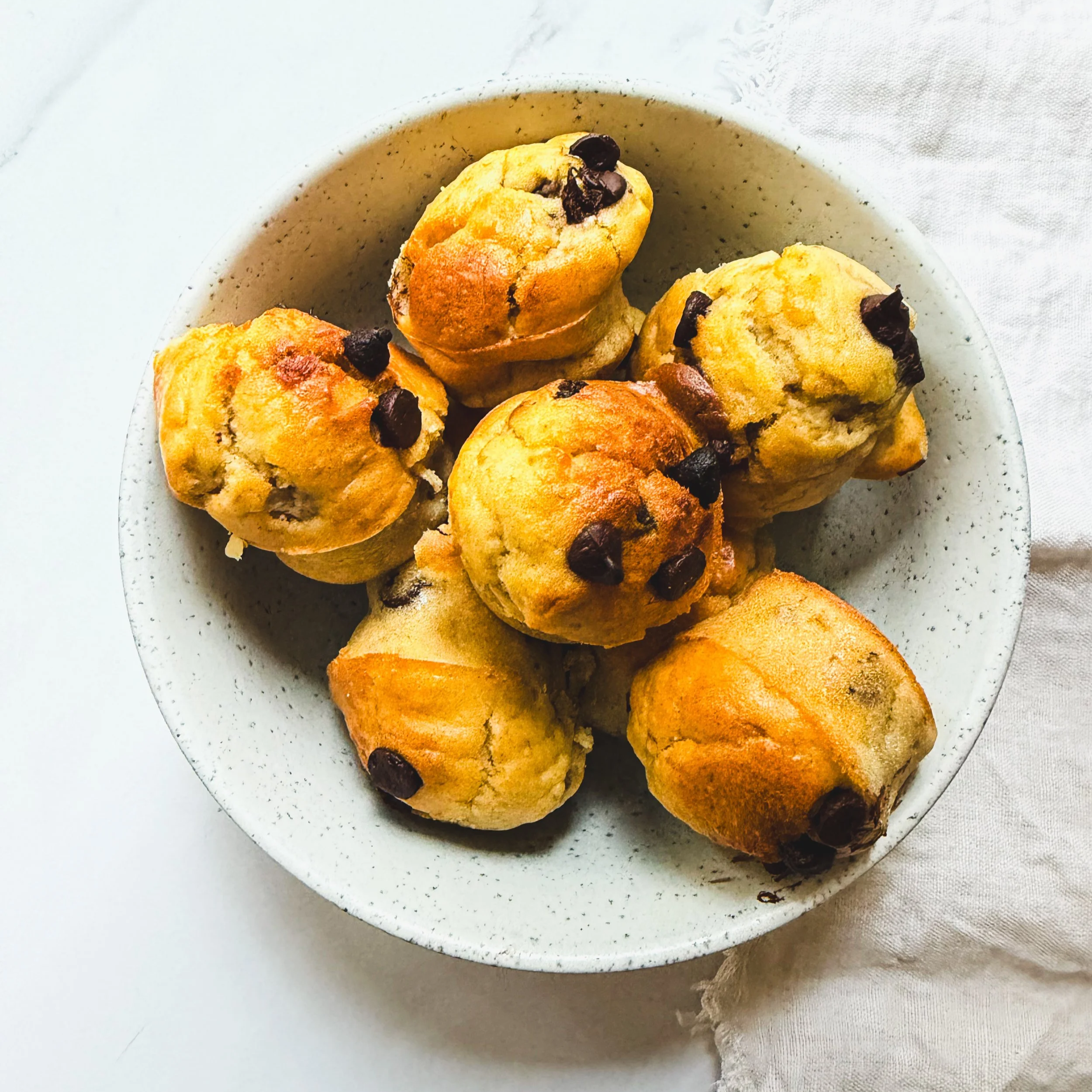 baby's banana mini muffins, toddler banana muffin, baby muffin recipe, toddler muffin recipe, baby snack, toddler snack, weaning, happy feeding.