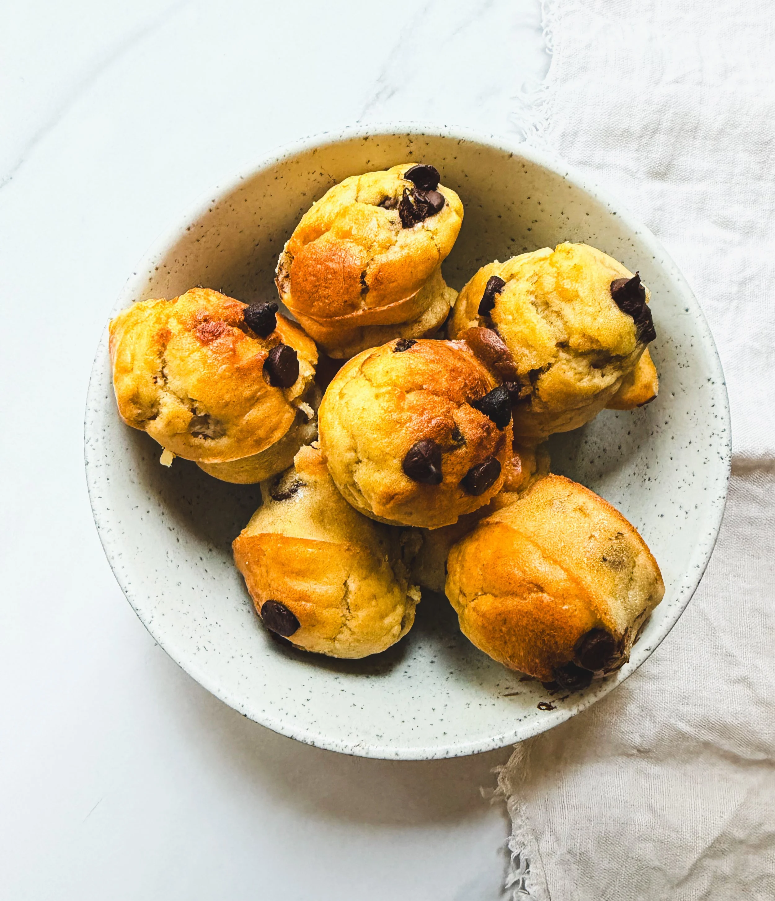 baby's banana mini muffins, toddler banana muffin, baby muffin recipe, toddler muffin recipe, baby snack, toddler snack, weaning, happy feeding.