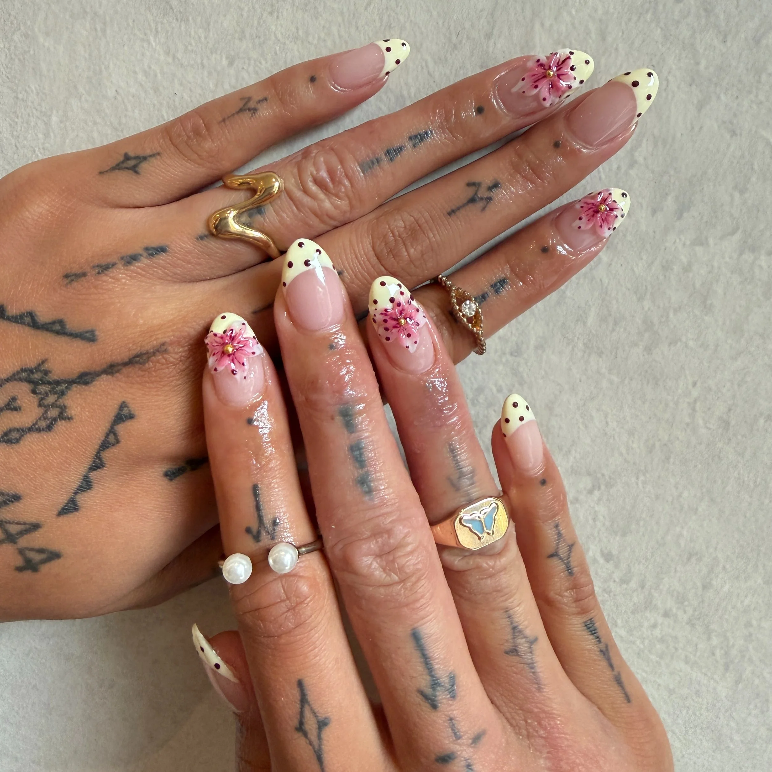 Modern polka dot French with delicate floral detailing &mdash; playful, elegant, and effortlessly chic. ✨🌸

🔗 Book your appointment via the link in bio or call us on 09 218 9502
📍 2&ndash;8 Osborne St, Newmarket

#aucklandnailtech #buildergel #nai