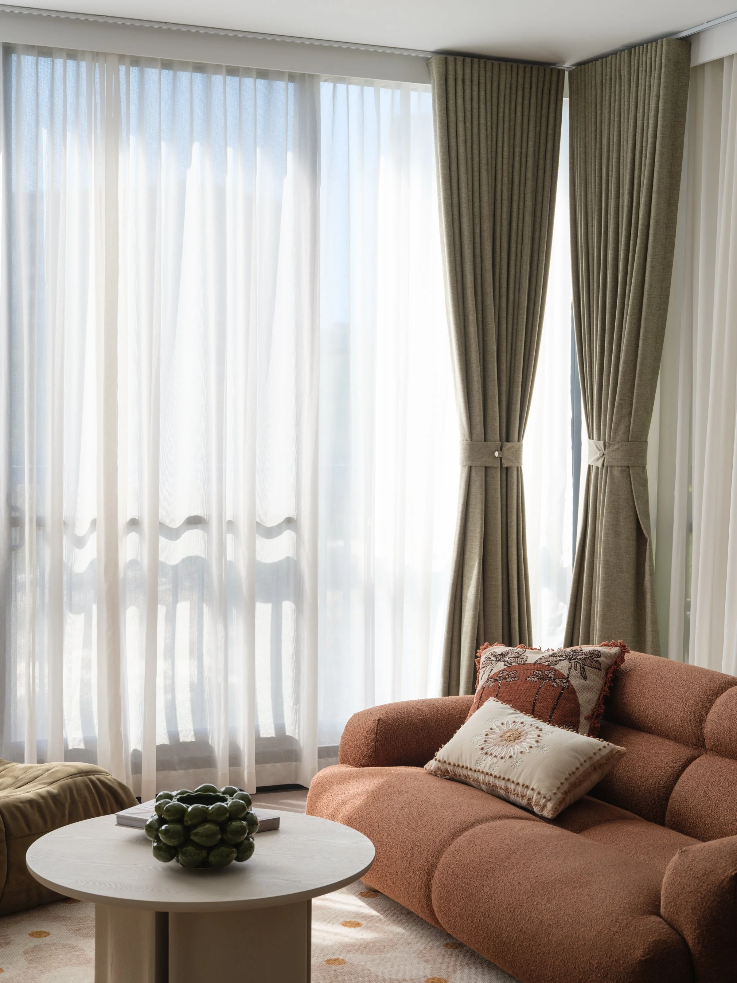 syp-homes-warm-current-living-room-02.jpg