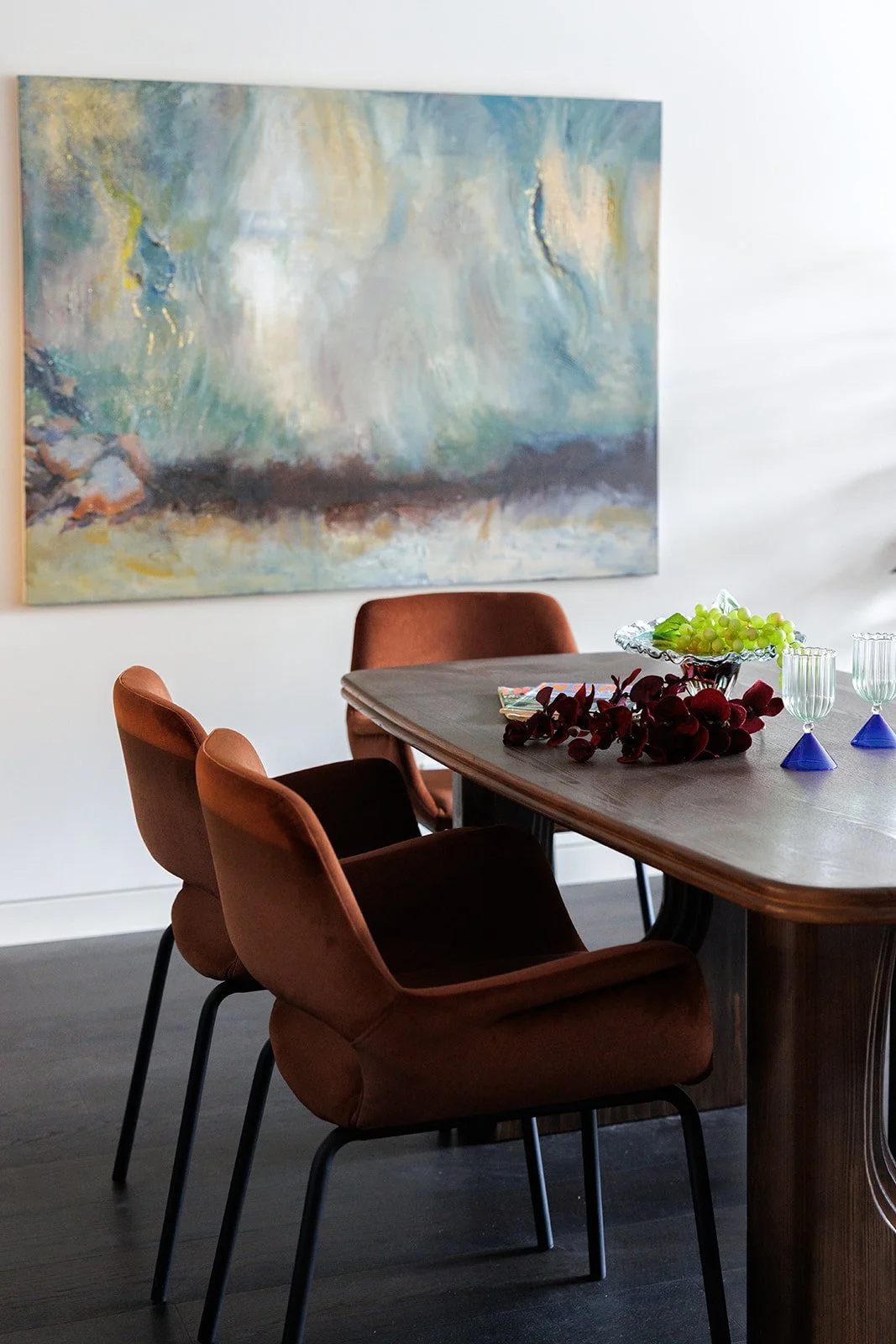 syp-homes-park-avenue-112-st-leonards-dining-rust-velvet-chairs-abstract-artwork-01.jpg