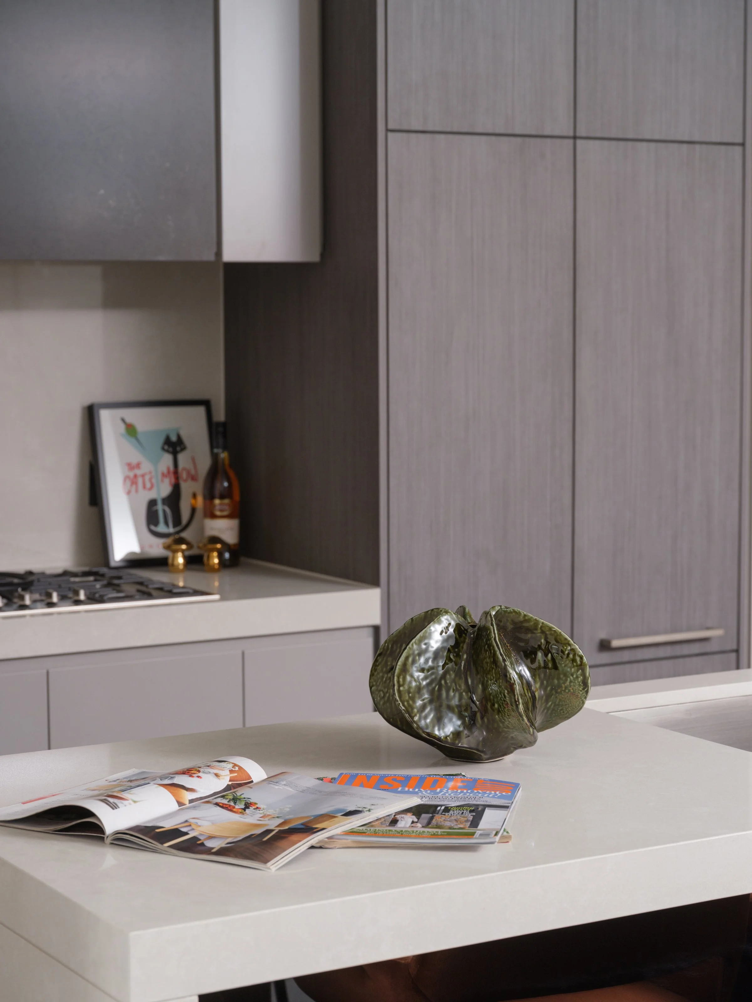 syp-homes-park-avenue-112-st-leonards-kitchen-green-sculpture-detail-01.jpg