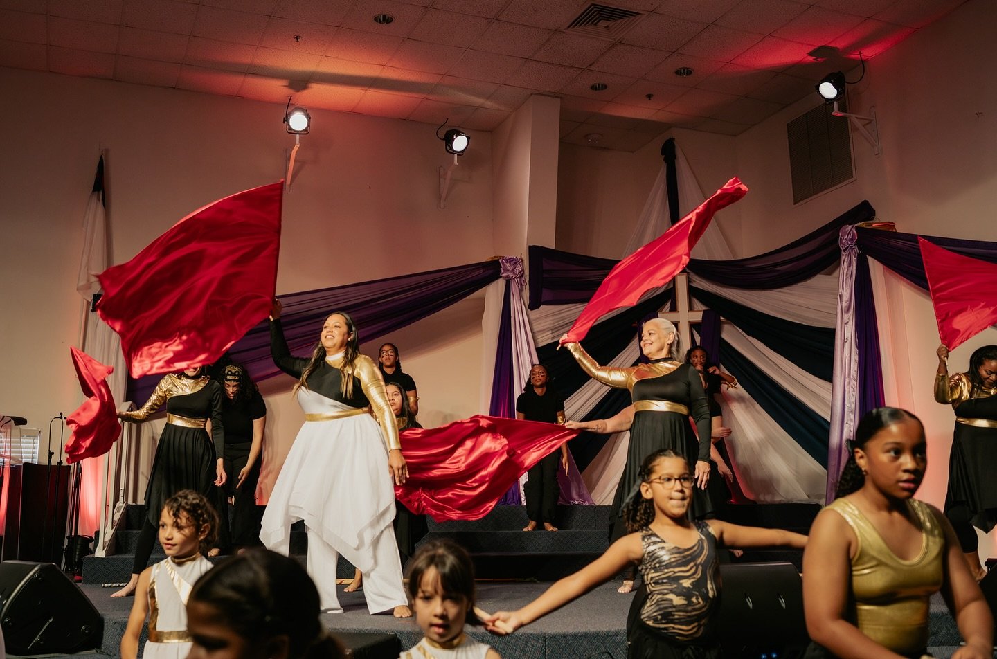 STRIKE THE GROUND RECITAL 
🫣 Here is sneak peek on some powerful moments we encountered&hellip;. Stay tuned for more!

📸 credit: thank you!! @hellosonshinephotography 

#morethandancecreatives #strikethegroundrecital #Browardchristiandancestudio
#k