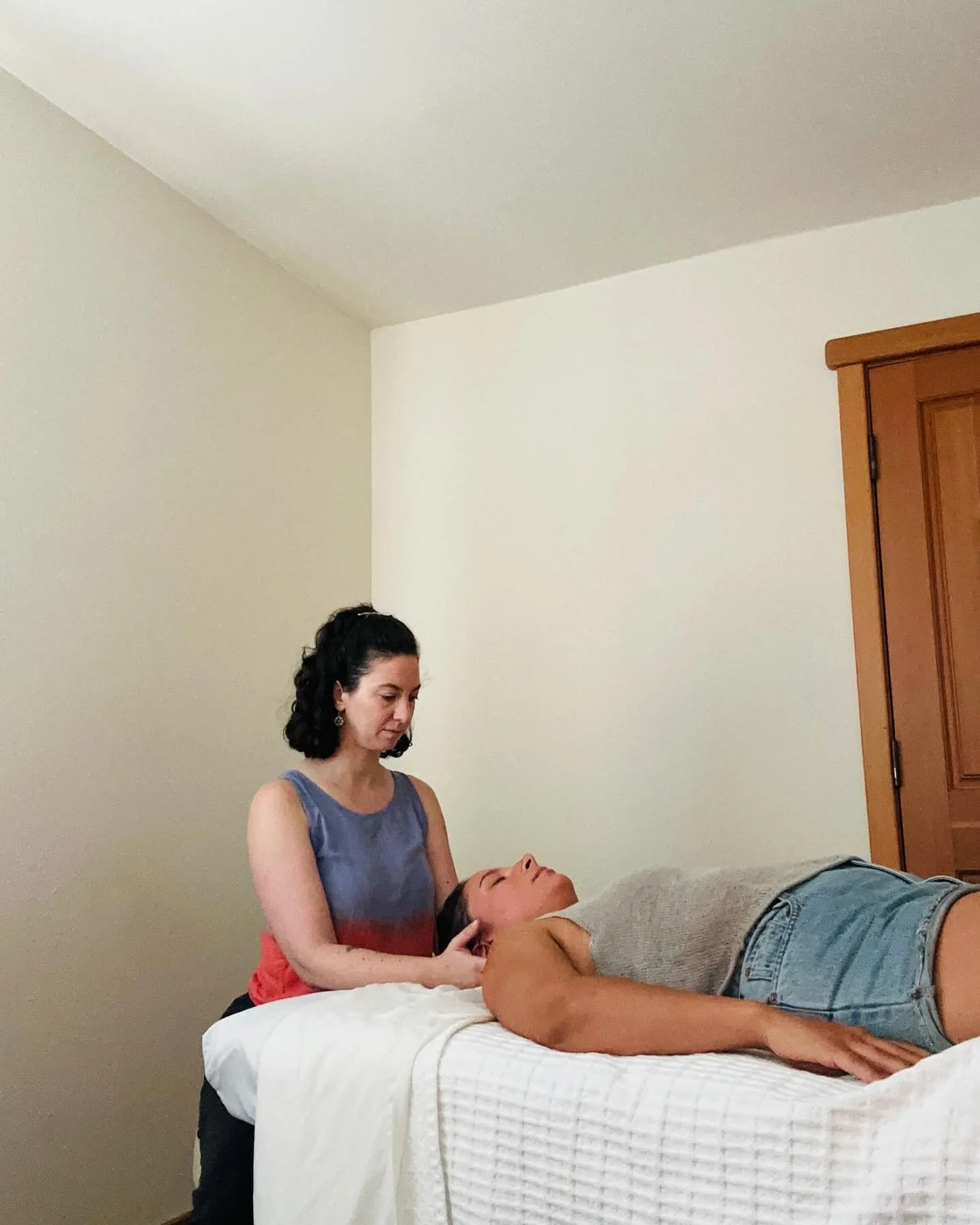 CST calms the nervous system and helps relax tightness by gently engaging with deep fascial lines throughout the body. I love getting to work on these incredible bodies that carry us through the world! See link in bio for appointments 💗