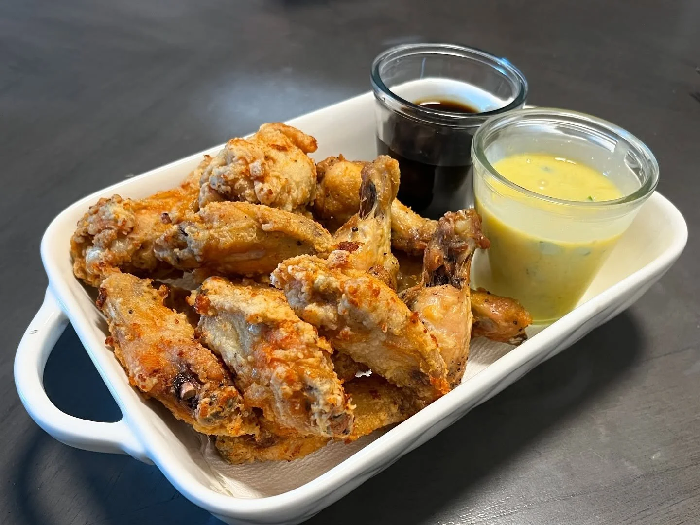 11.09 후라이드치킨🍗+맵슐랭소스, 허니갈릭소스

캐나다 시골에는 당연히 맵슐랭치킨은 없지&hellip; 근데 먹고싶다고 계속 말하니까 소스 연구까지 하고 만들어준🥹✨ 고추맛이 기가막하게 살아있는 딱 맵슐랭맛!! 너무 맛있게 먹었어요 보보님🥹🥹