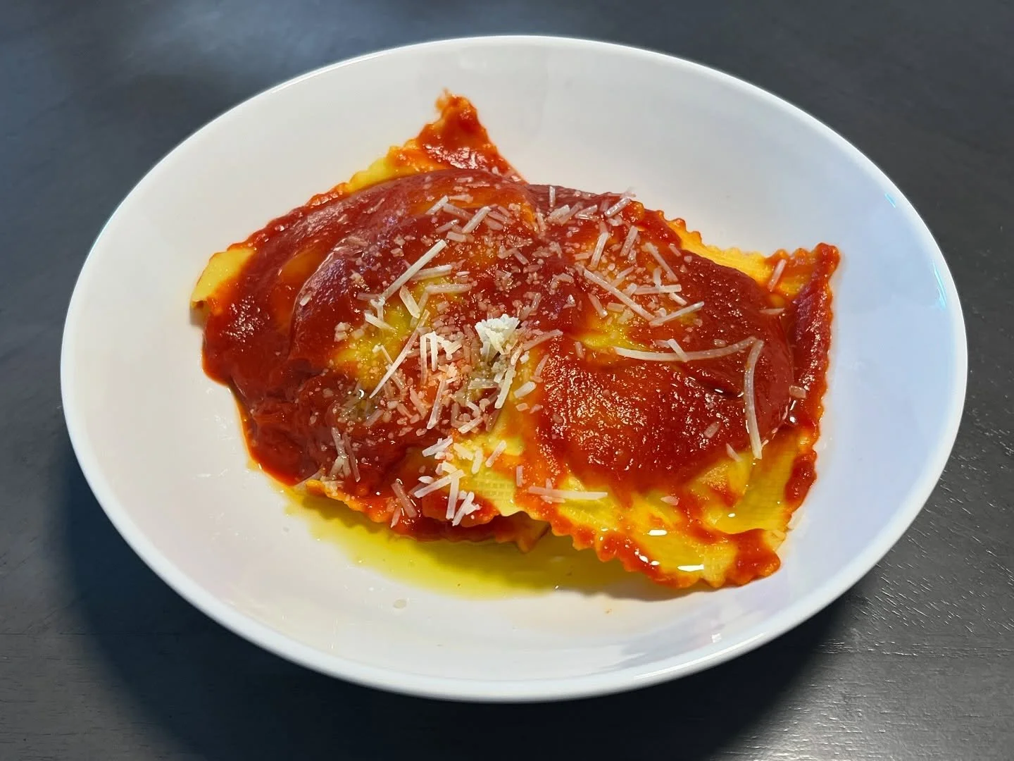 11.02 라비올리🍝

속에 시금치랑 리코타가 들어간 라비올리✨ 토마토소스랑의 합이 최고!! 상큼하면서 깊은 맛이 나🥹