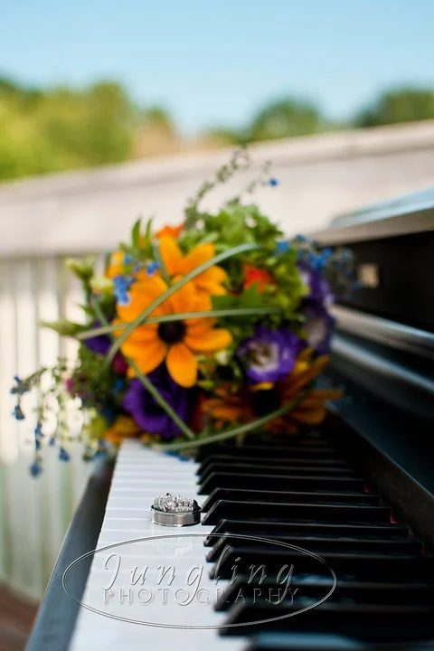 090901 GG-Flowers & Piano.jpg
