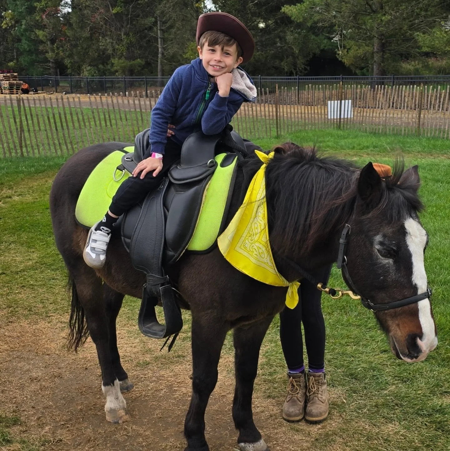 🤠 Our friend had the best time riding our pony Moose today at F&W Schmitt Farms! Moose was looking extra handsome in his yellow cowboy outfit — ready to round up smiles and fun all day long! 🐴💛🌻
#SchmittFarms #PonyRides #CowboyStyle #F