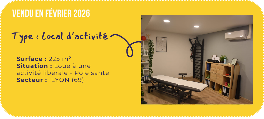 Annonce immobilière pour un local d'activité vendu en février 2026, surface de 225 m², situé à Lyon 69, aménagé avec un lit de massage, une étagère avec des plantes, un bureau, un tapis de yoga, une barre de traction et un ventilateur à plafond.
