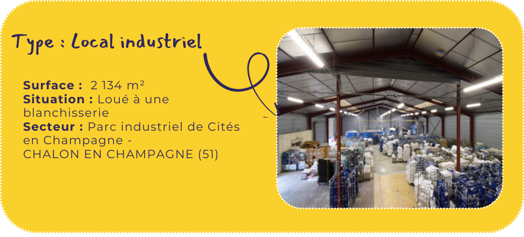 Intérieur d'un entrepôt industriel avec des palettes de produits stockés, éclairage fluorescent, toit en métal, dans un parc industriel en Champagne.