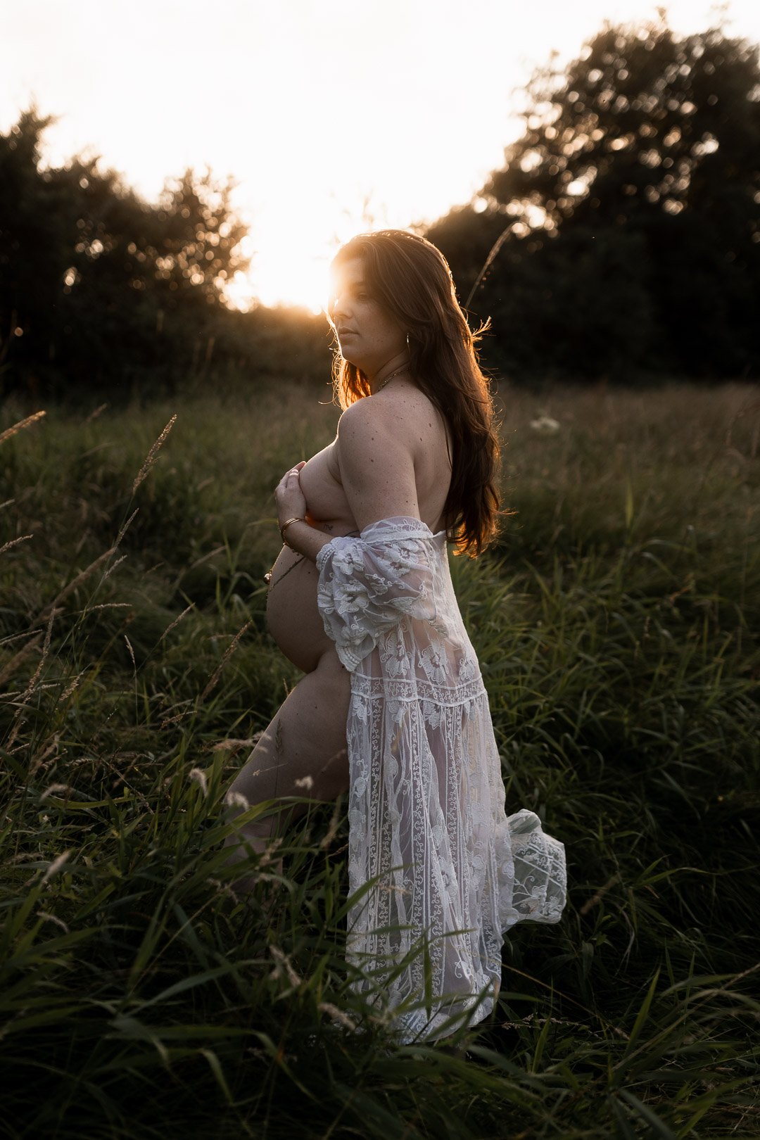 Photographie de grossesse en extérieur nue