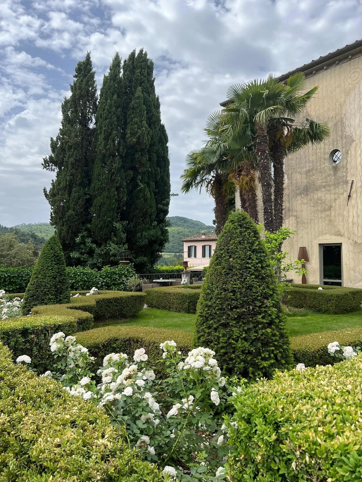 Osa 4 | Matkavinkki maanantai 🇮🇹 Villa Sassolini on tyylik&auml;s boutique-hotelli Toscanan Chianti-alueella, Moncionin vieh&auml;tt&auml;v&auml;ss&auml; kyl&auml;ss&auml;. 

Spa, uima-altaat ja sauna tarjoavat t&auml;ydellist&auml; rentoutumista, 
