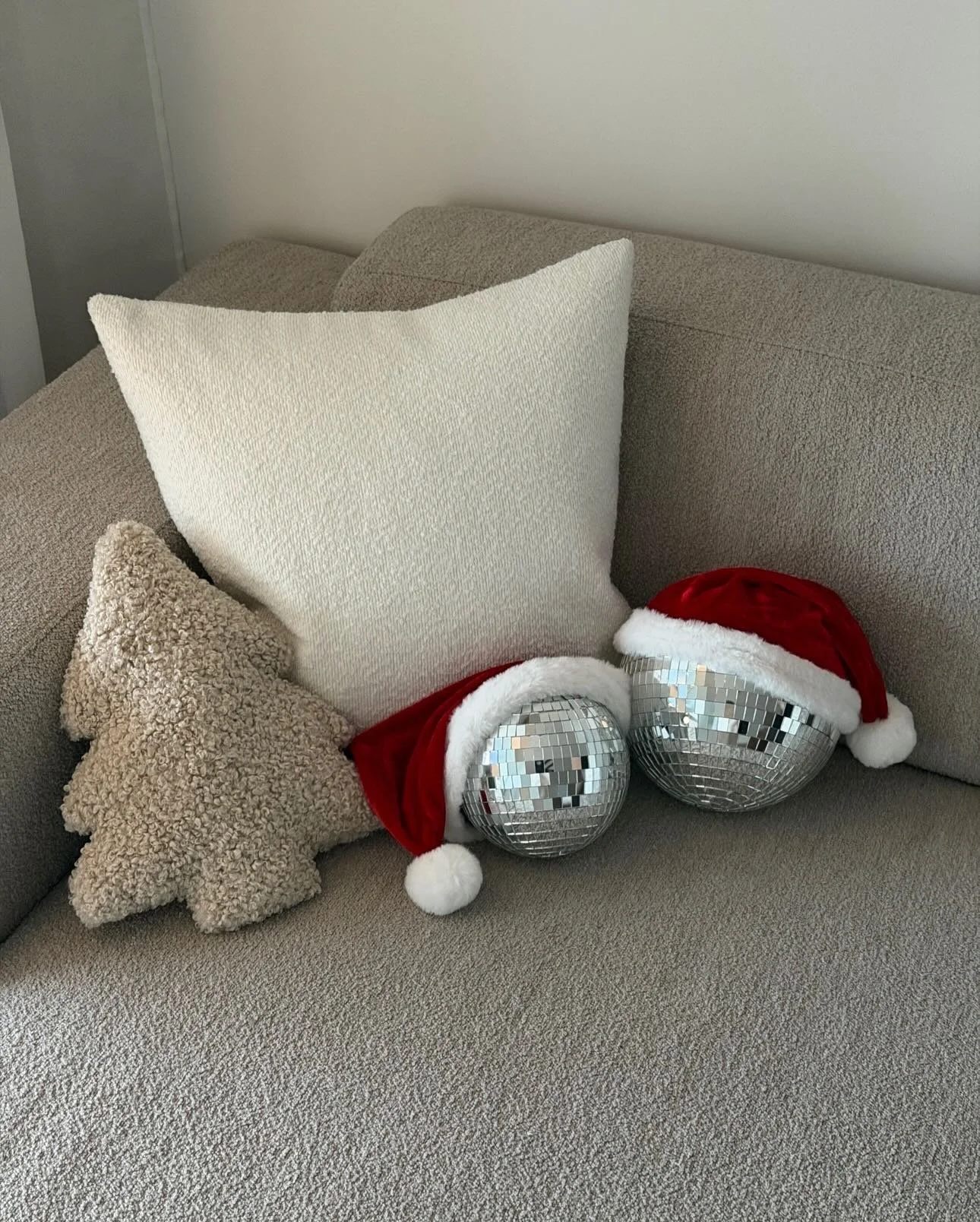 Joulukuun my&ouml;t&auml; voimme my&ouml;s toivottaa tervetulleeksi meid&auml;n omat discopallotonttumme! 🎅🏼

N&auml;m&auml; ihanuudet voi vuokrata meilt&auml; vaikka pikkujouluihin tai kotikarkeloihin &ndash; helposti ja nopeasti 🪩

#joulukuu #jo