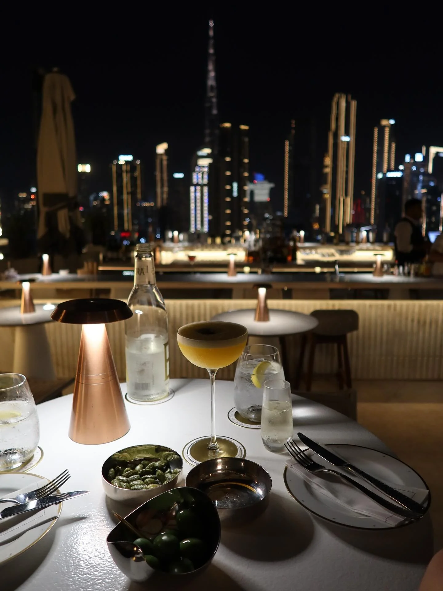 Osa 11 | Matkavinkkimaanantai on t&auml;&auml;ll&auml; taas! T&auml;n&auml;&auml;n matkataan Dubaihin ja suosituksessa on @highsocietyatthelana 🍸

Upea rooftop-baari henke&auml;salpaavilla n&auml;kymill&auml; Downtowniin ja Burj Khalifalle. T&auml;y