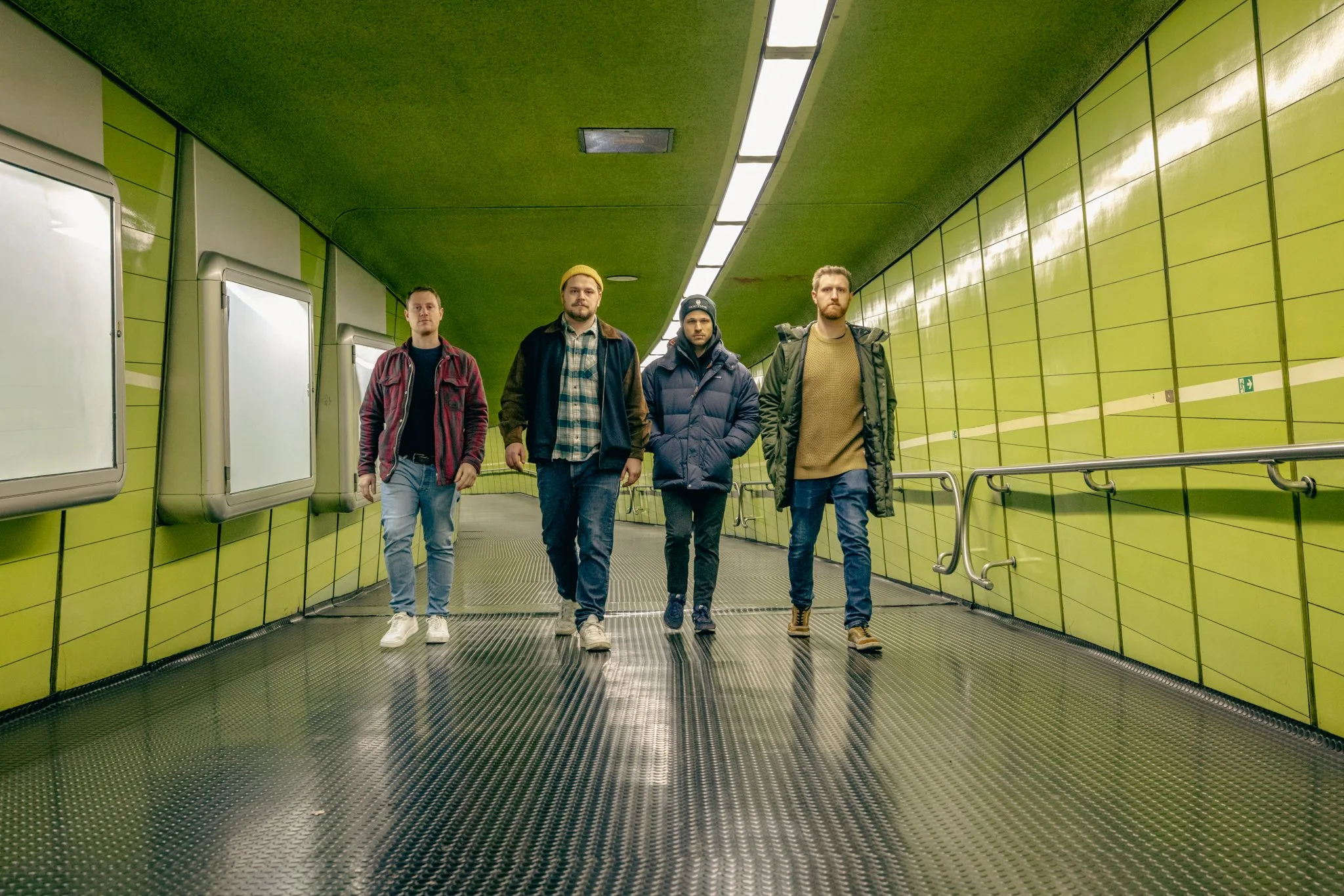 Frank-Einstein in der grünen retro-futuristischen U-Bahn in Bonn