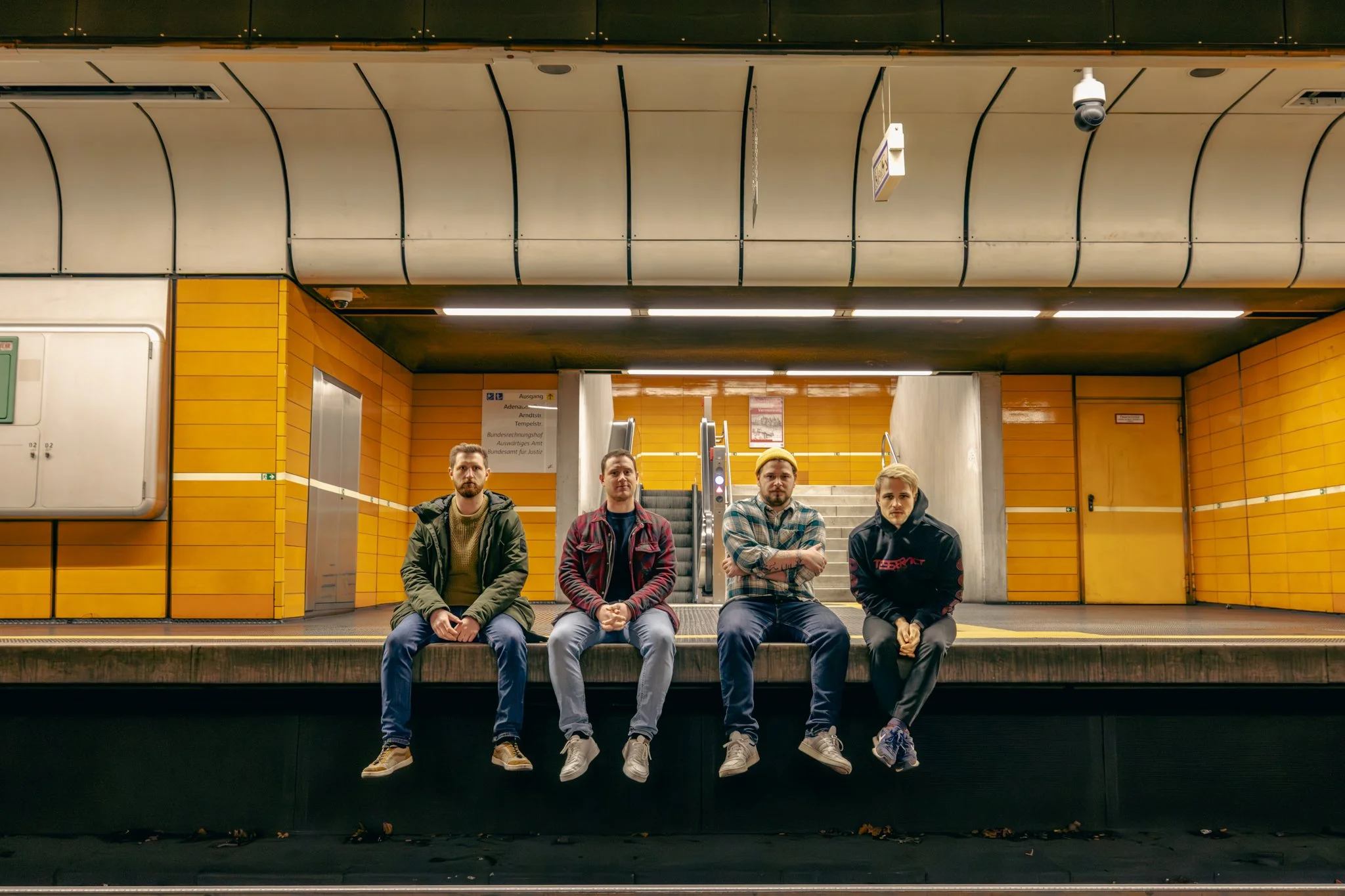 Frank-Einstein in der orangen retro-futuristischen U-Bahn in Bonn