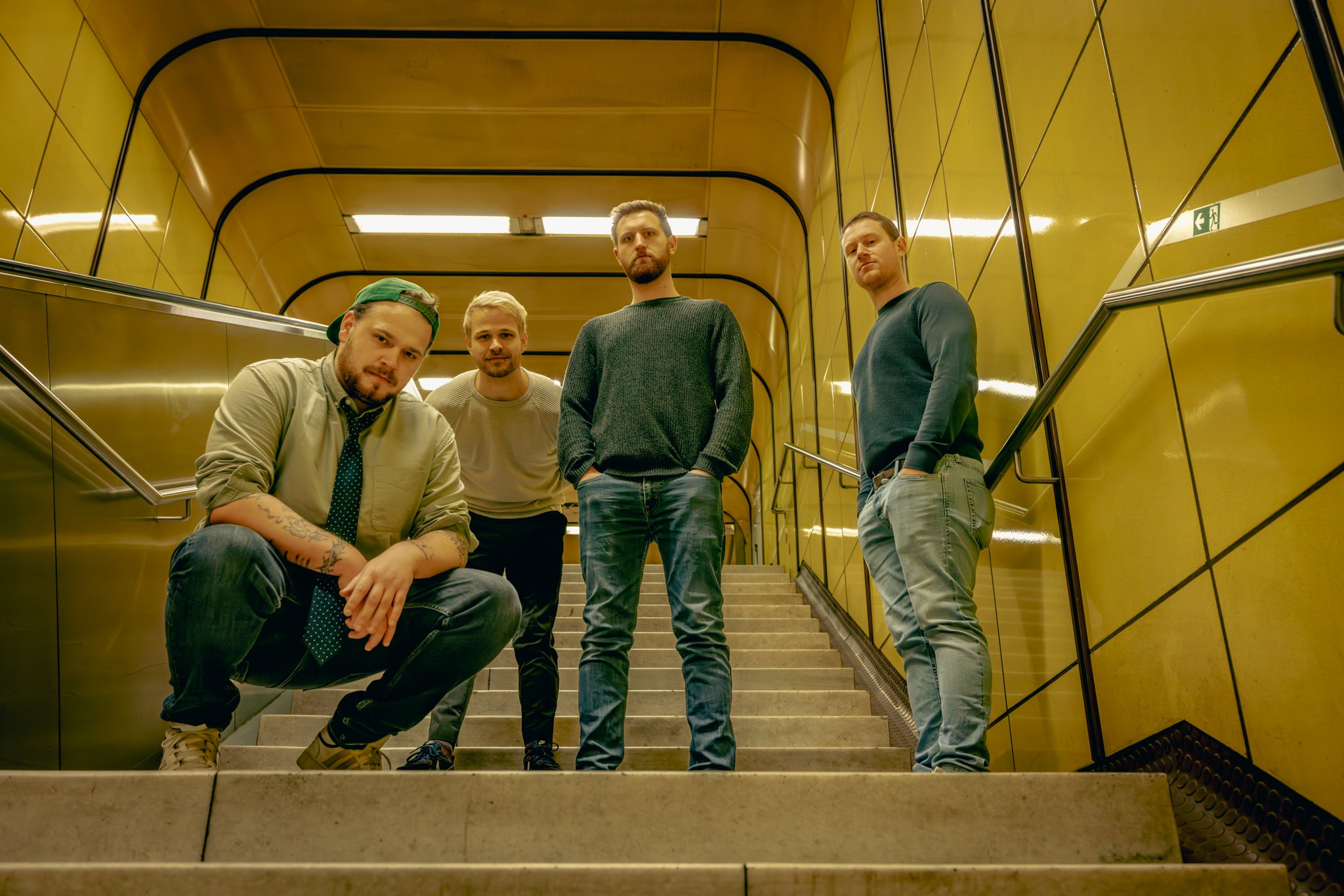 Frank-Einstein in der gelben retro-futuristischen U-Bahn in Bonn