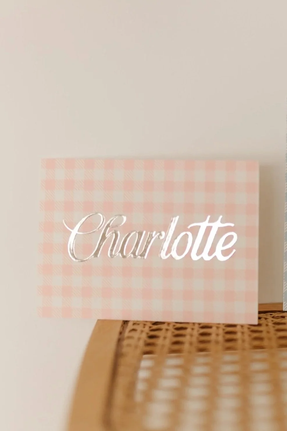 Een kaartje met de naam 'Charlotte' op een tafel.