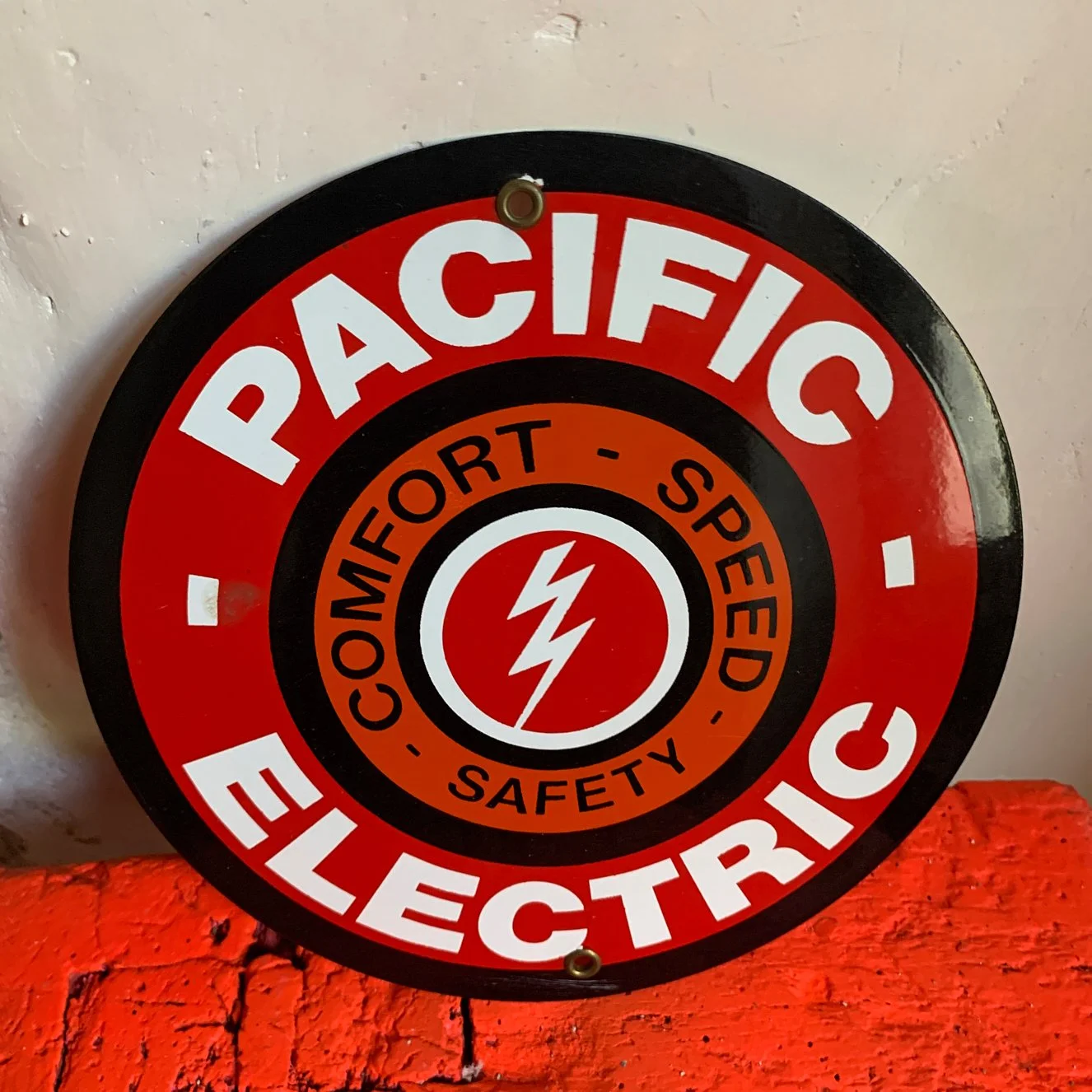Brocante_La Duchesse en Pyjama_Signe Pacific Electric.jpg