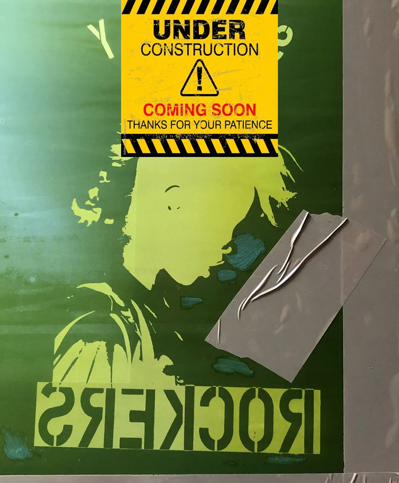 Panneau jaune avec des rayures noires indiquant la construction en cours, avec un symbole d'exclamation et le texte 'UNDER CONSTRUCTION' en noir, et 'COMING SOON' en rouge, avec un fond vert contenant une silhouette d'une personne.