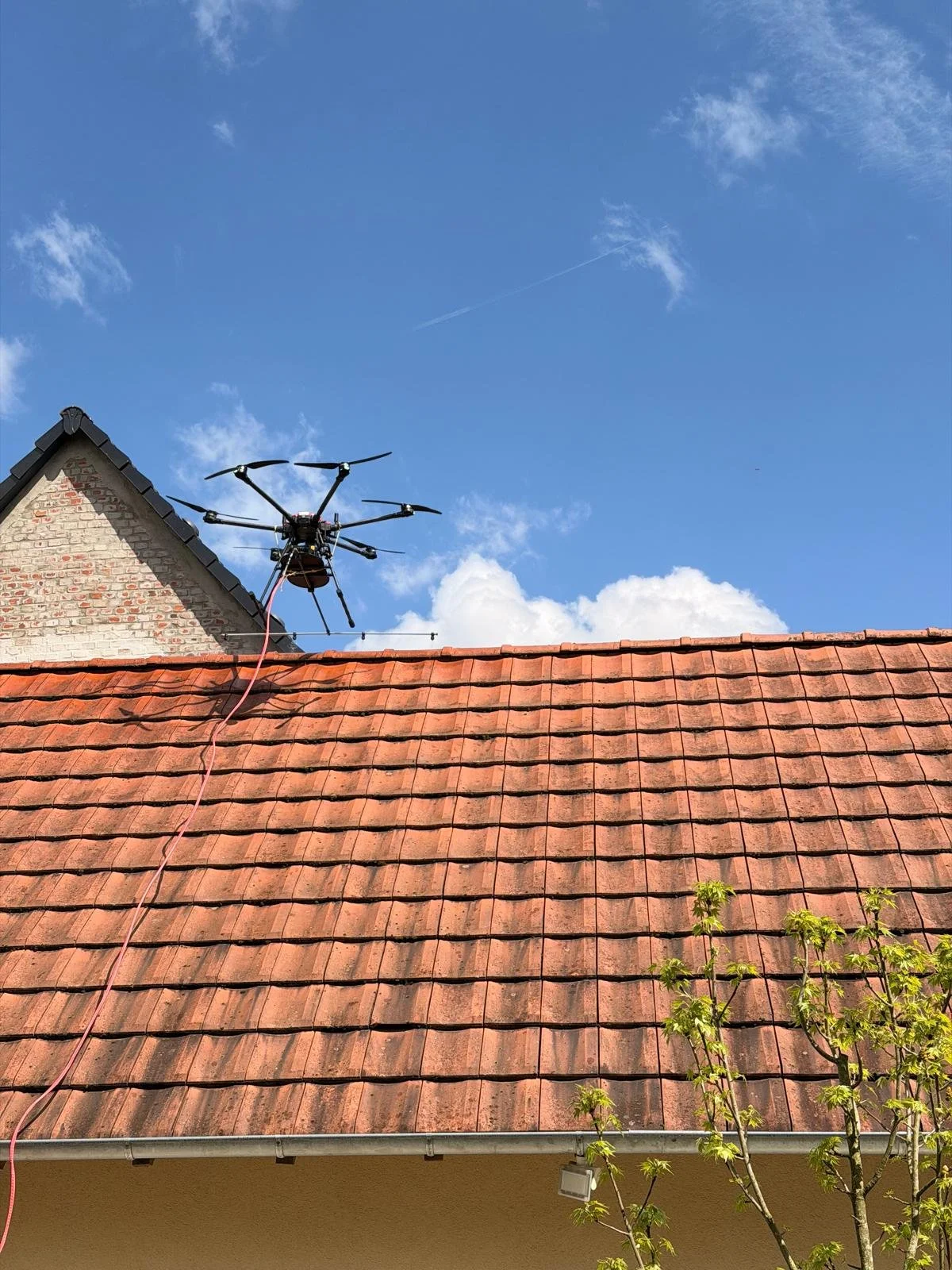 Nettoyage d'une toiture par drone