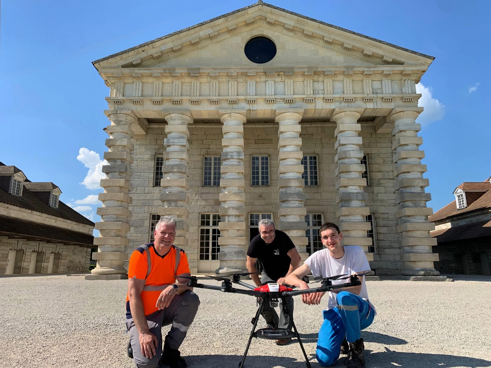 La Team devant la maison du gouverneur + drone.png