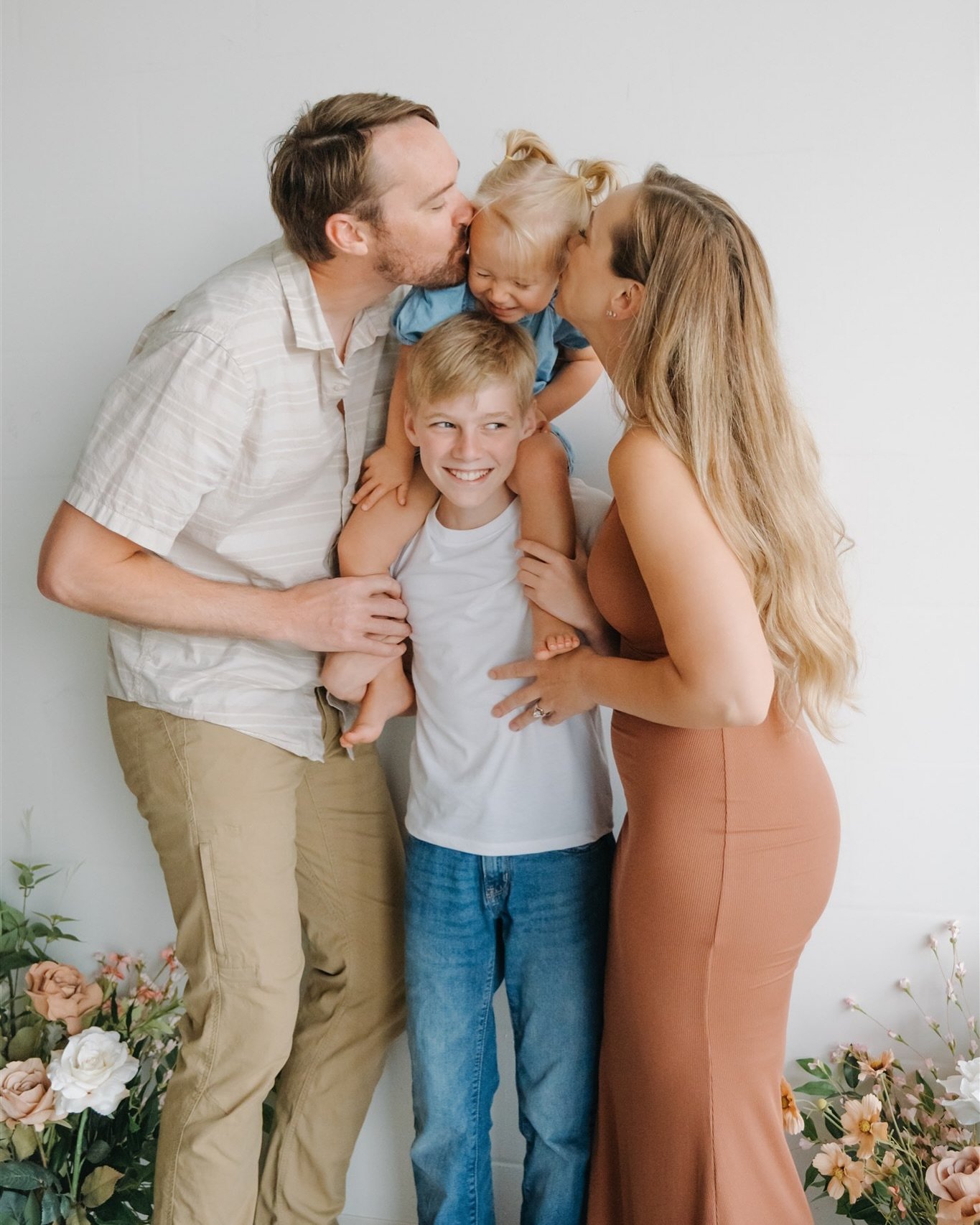 💐 I held Spring Minis in a studio setting for the first time, and I&rsquo;m so happy with the magic I was able to create with these amazing families!
_
But I am so sad to hear that @colourspacestudios is closing this month. I am grateful I had the o