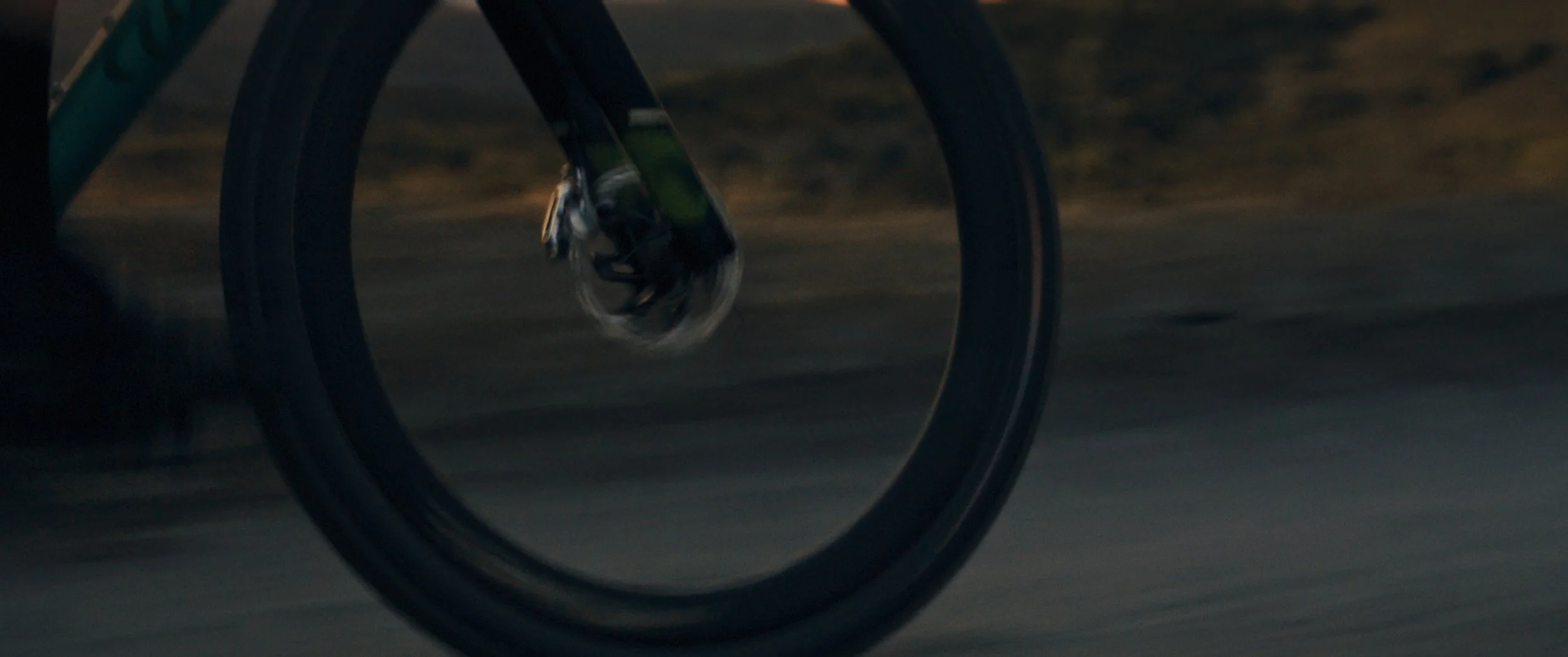 Ruota di una bicicletta in movimento su una strada asfaltata