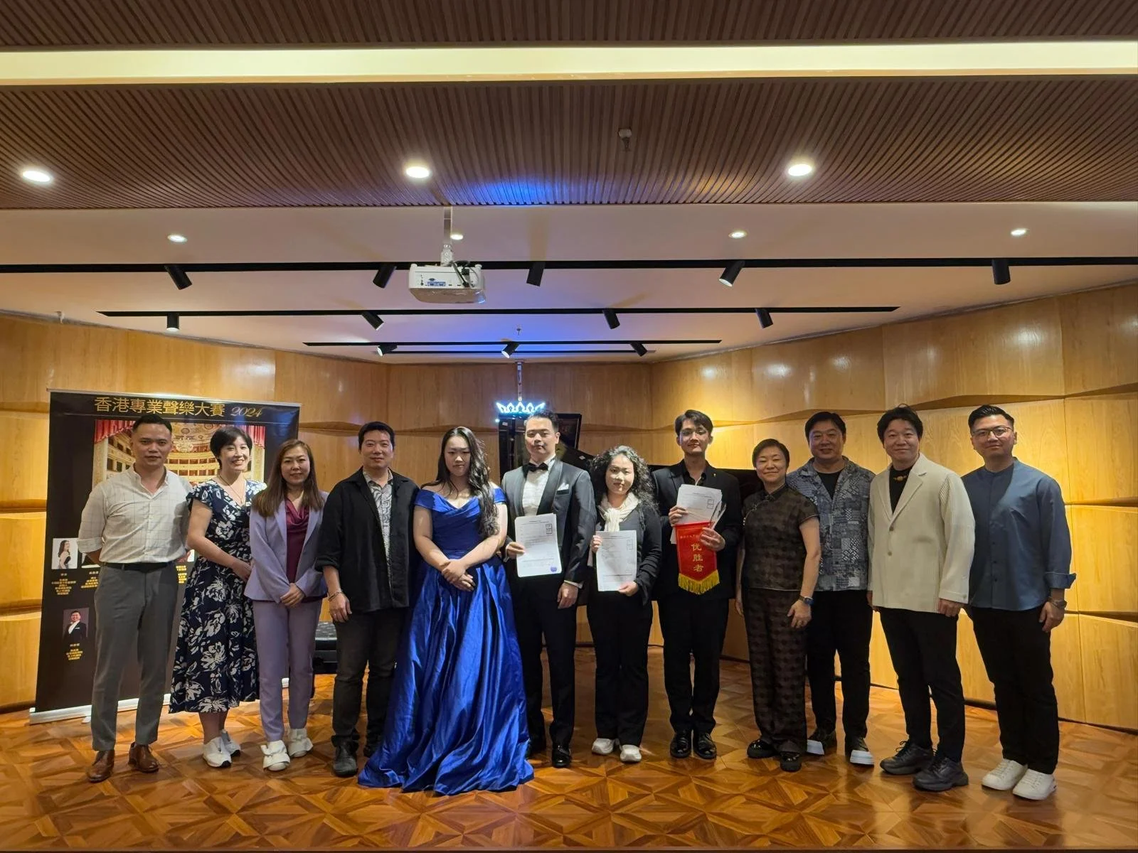 評審團 (排名不分先後):高廣源教授,翁若珮教授,徐惟恩教授,楊陽教授,虞啟龍教授,羨濤教授,余頌恩博士,李洋女士,阮馨愛女士,林俊傑先生與得獎者合影
Judging panel (in no particular order):Prof. Gao Guangyuan, Prof. Weng Ruopei, Prof. Hsu Weien, Prof. Yang Yang, Prof. Yu Qilong, Prof. Xian Tao, Dr. Grace Yu, Ms. Li Yang, M