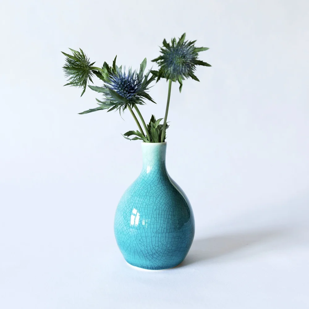 Lot - VASE en biscuit émaillé bleu turquoise, reprenant la forme d'un Lot - VASE en biscuit émaillé bleu turquoise, reprenant la forme d'un