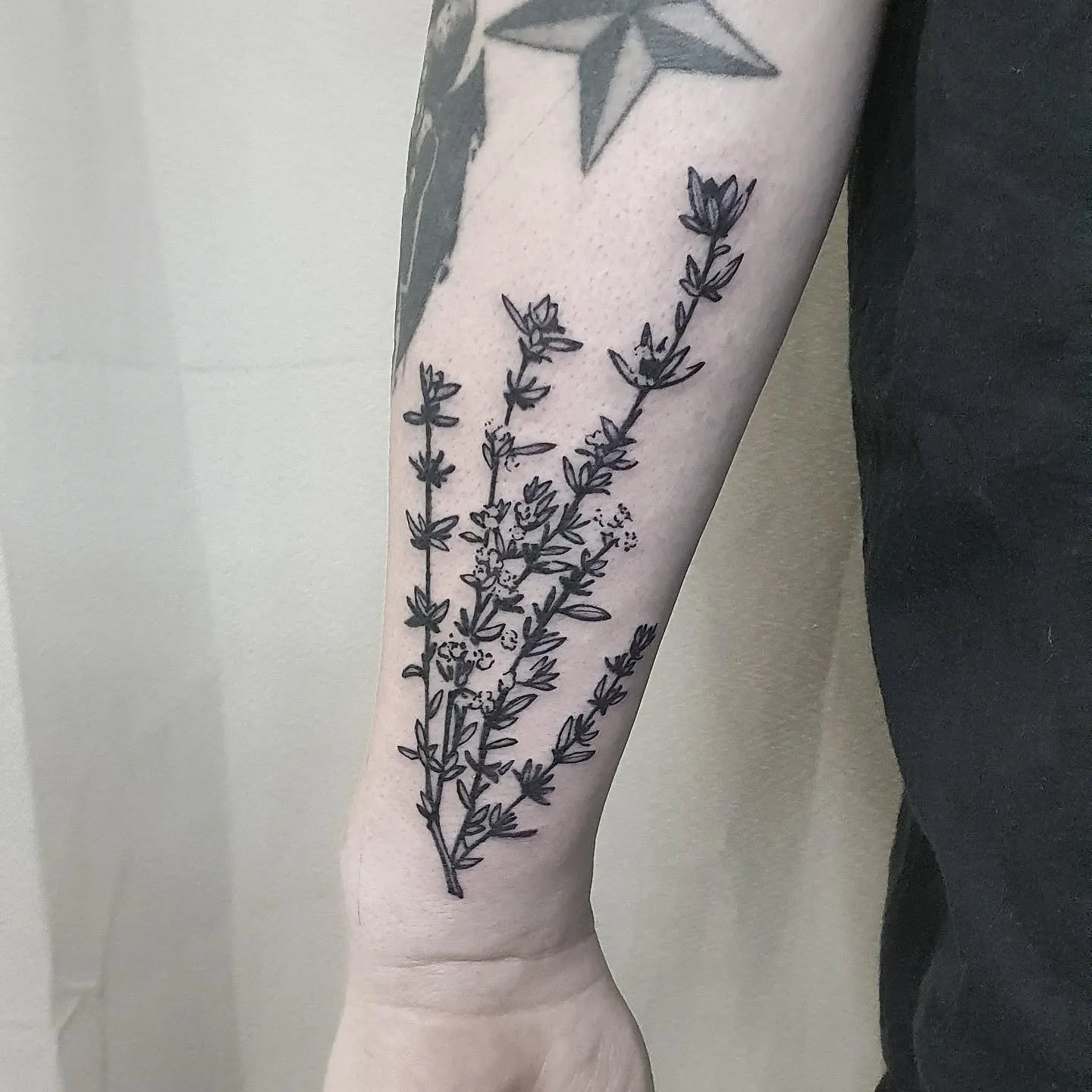 🌱🌾

#tatouage #tatouages #tatouagesnoirblanc  #tattoo #tattoos #blacktattoo #blacktattoos #encre #ink #blackink #blackart #onlyblackart #blackwork #blackworkersubmission #encr&eacute;s #swisstattoo #lagribouilletattoo #geneva #geneve #genevatattoo 