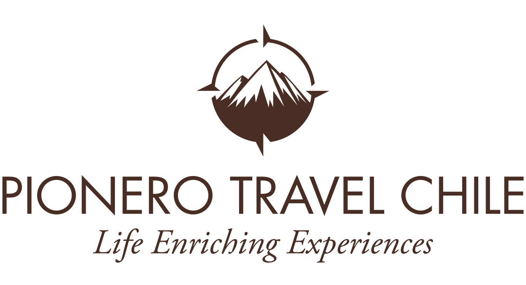 Logotipo de Pionero Travel Chile con un diseño de montaña y brújula en tonos marrón, y el lema 'Experiencias Enriquecedoras de Vida'.