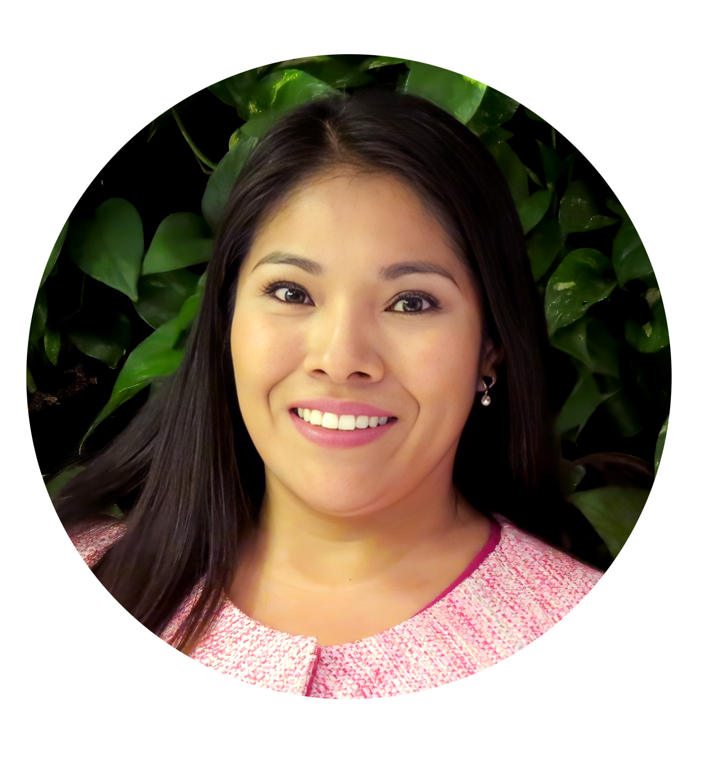 Retrato de una mujer joven sonriendo, con cabello largo y liso, frente a vegetación de hojas verdes.