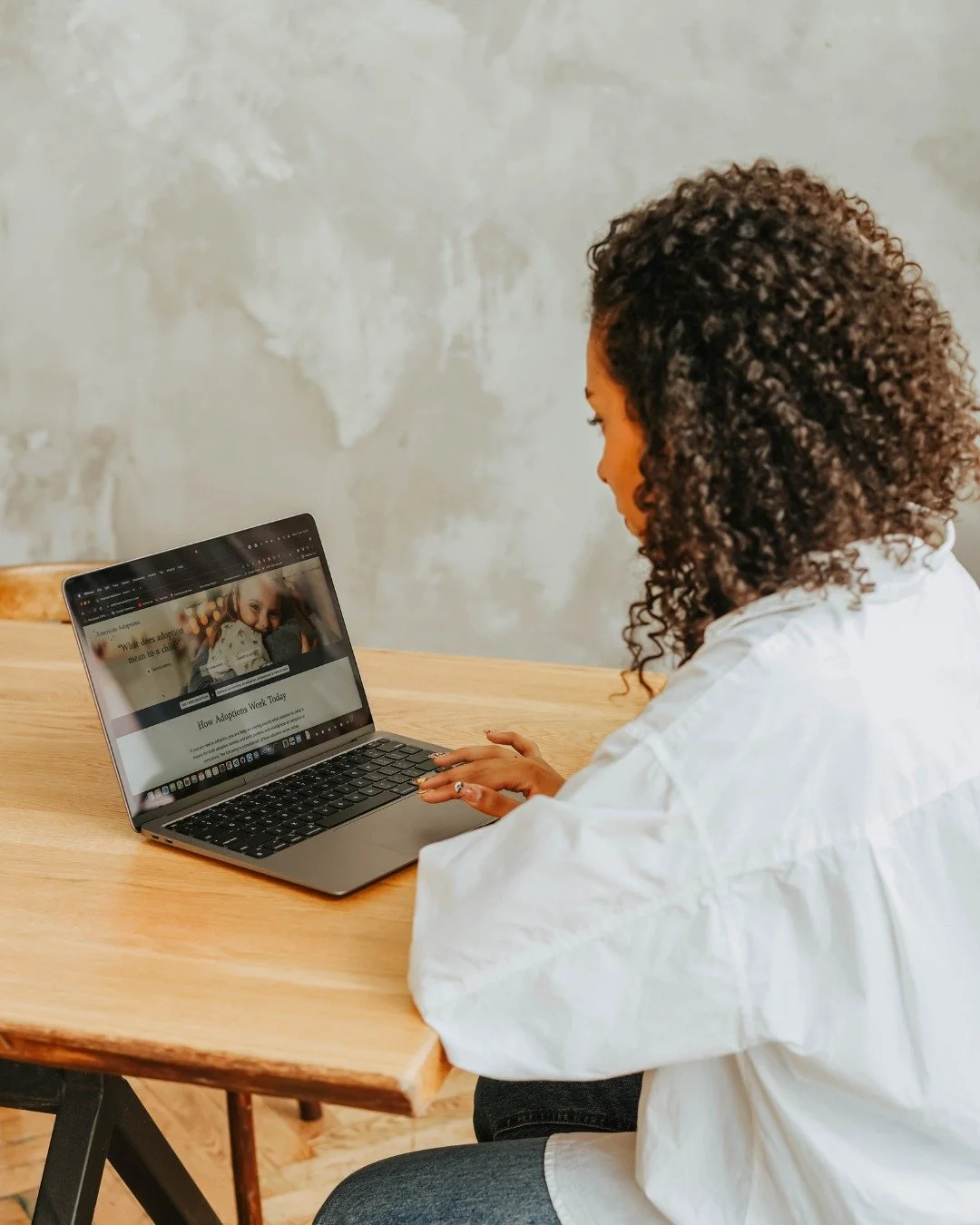 Stop Sending Traffic to an Ugly Website. 🙅&zwj;♀️💻

Real Talk: If you&rsquo;re spending money on ads but your website looks like it was built in 2012&hellip; You're basically pouring champagne into a colander.

Here's why your pretty average websit