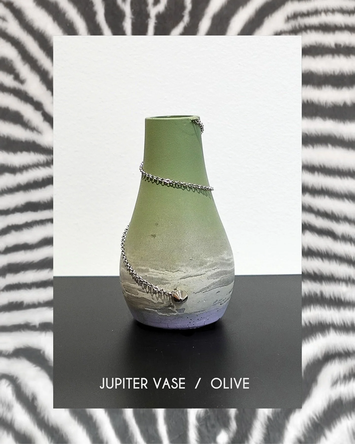Jupiter Vase 🍸
hand painted cement + steel bellychain with spike⛓️

available at our Beirut location and by request〰️
.
.
.
.
.
#hostilehomeware #littlevase #cementdecor #handpainted #uniquecollectibles #bellychain