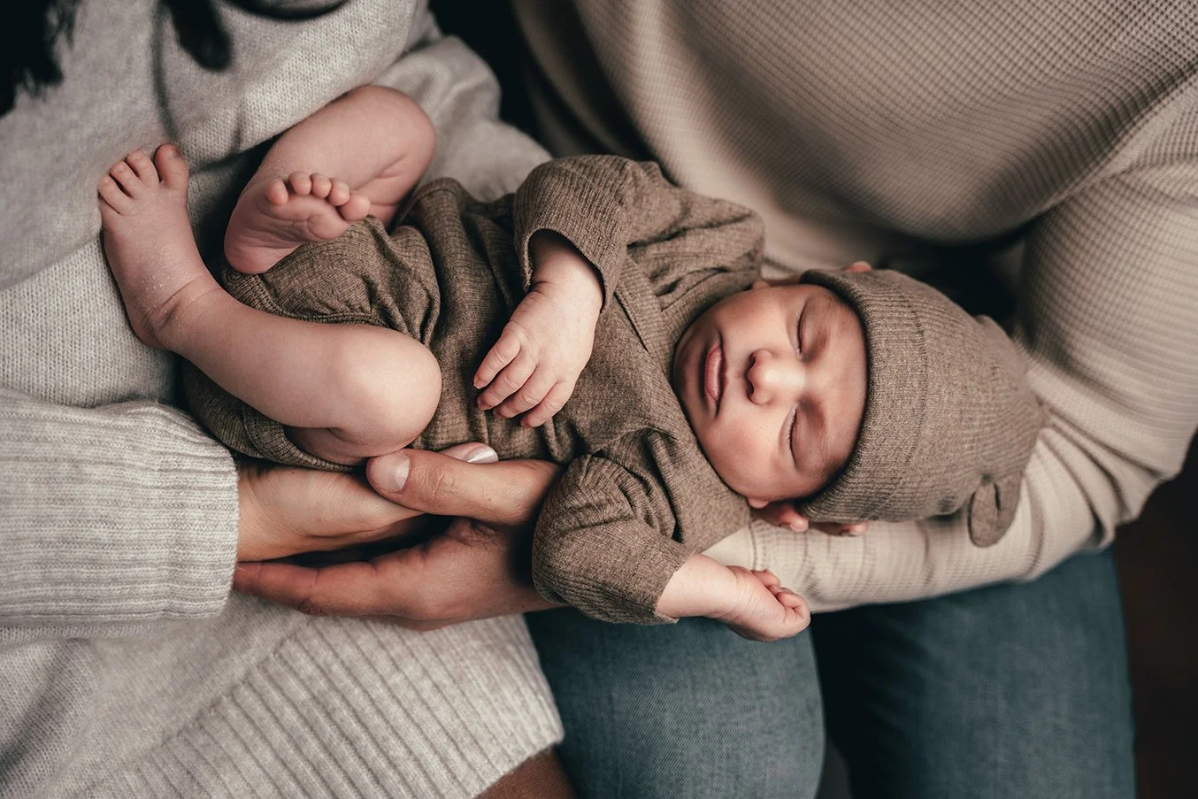 glückliches-baby-in-den-armen.jpg