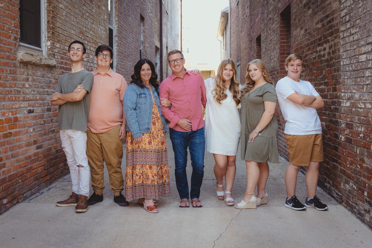 Large family portrait photos outside