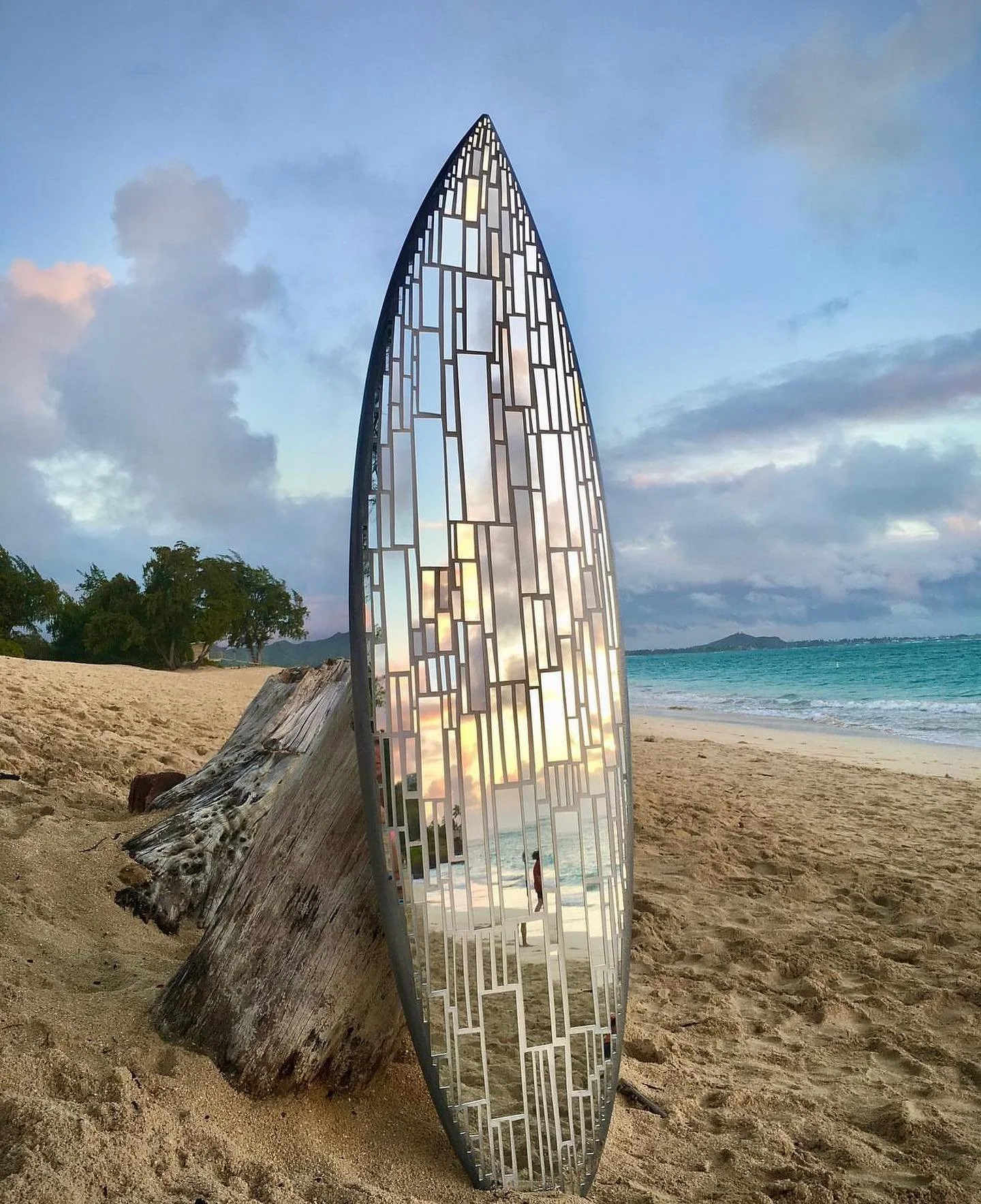 San Clemente artist @katyhelenart crafts unique mirror mosaic art that marries originality, quality, and respect for the environment. Most well-known for her surf mosaics, crafted from recycled surfboards in her small SC studio, they are truly one-of