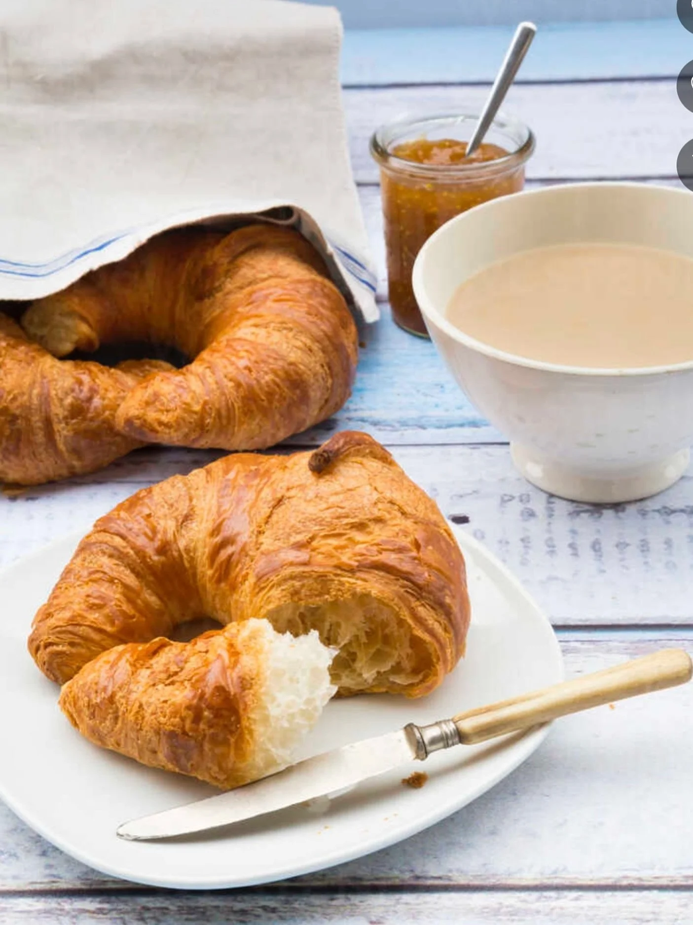 🥐 Franz&ouml;sisches Fr&uuml;hst&uuml;ck im Store! ☕
Am Samstag: Croissants &amp; Caf&eacute; au Lait
G&ouml;nn dir ein St&uuml;ck Paris-Vibes bei uns 🖤

Surprise, Surprise&hellip; wir feiern ein neues Brand aus Paris 🥂

#FrenchBreakfast #ParisVib