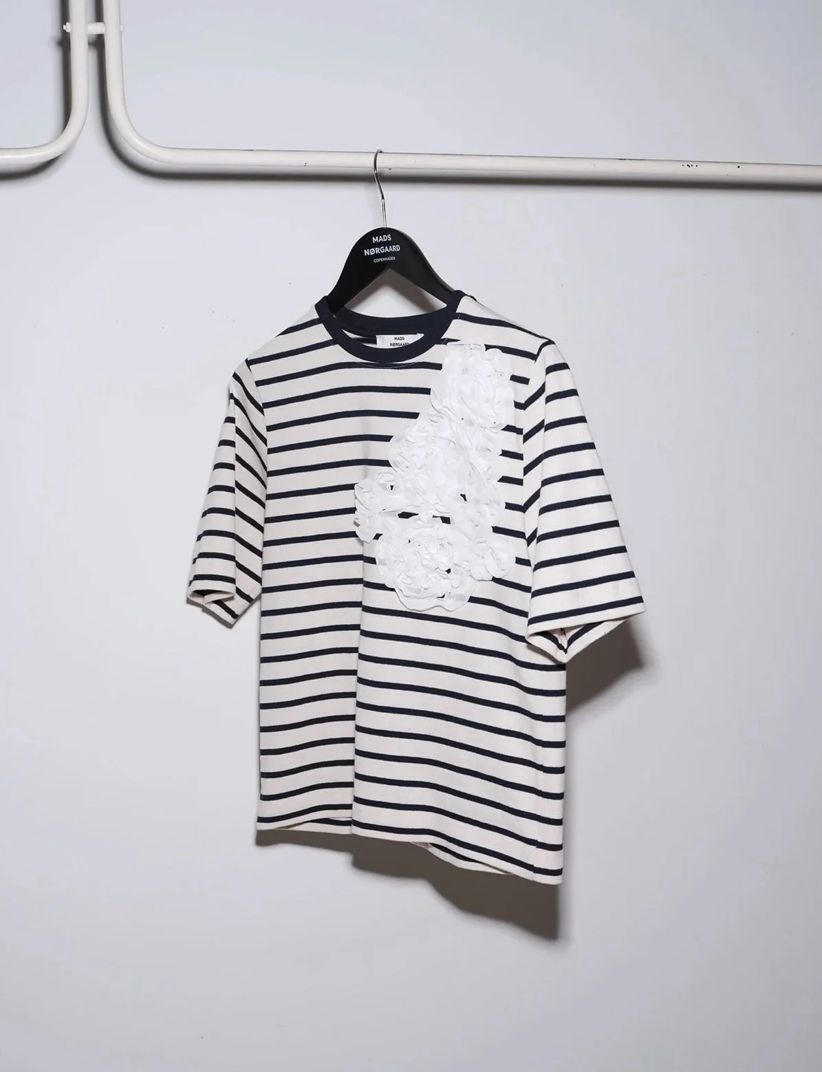 Neu im Fokus: florale Details auf Streifen &ndash; ein spannender Kontrast!
L&auml;ssig kombiniert zur Track Pants f&uuml;r einen entspannten, modernen Look. ✨

✨

#styleinspo #ootd #casuallook #modernstyle #streifenliebe floraldetails trackpants min